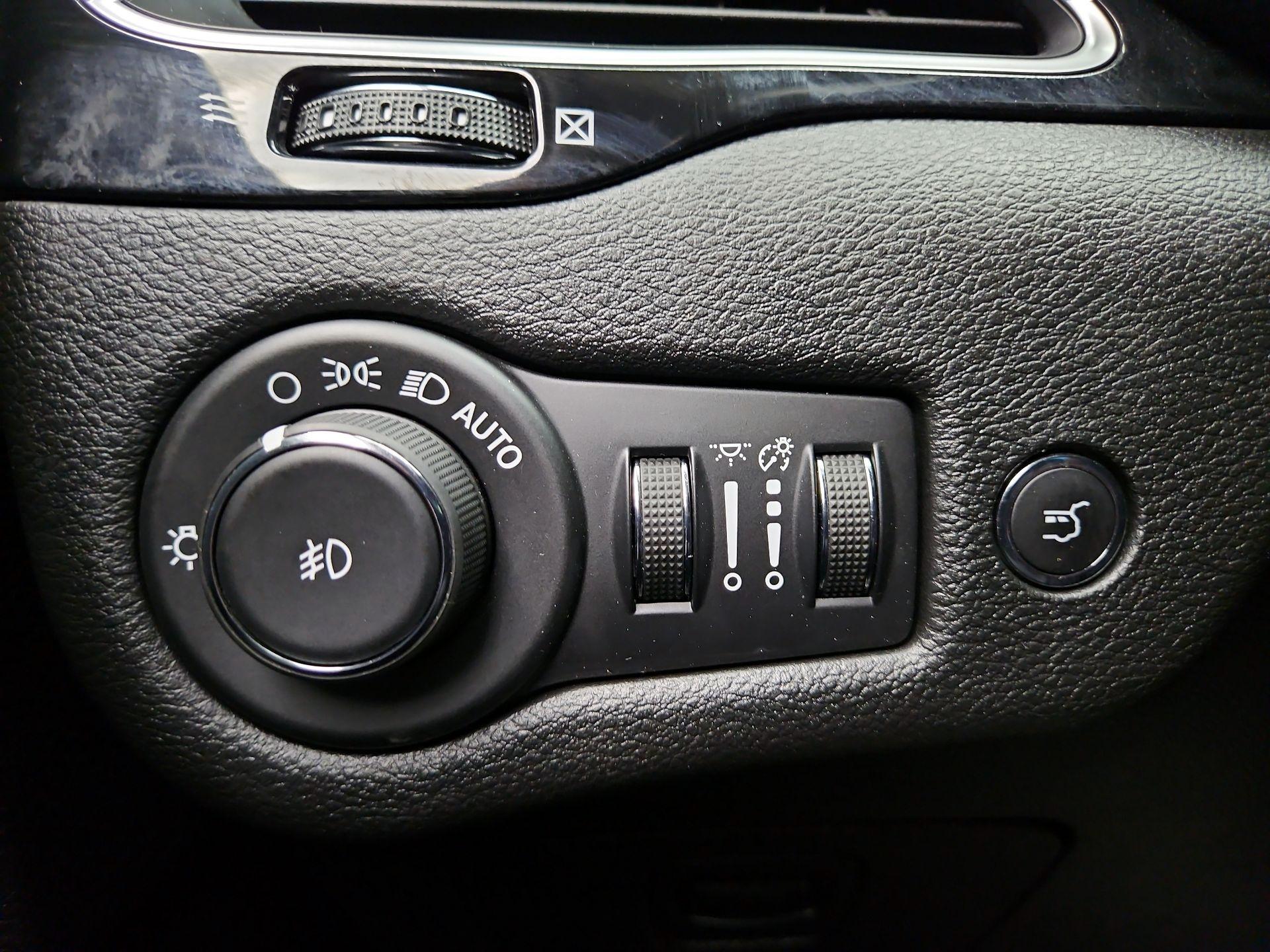 Thumbnail: 2019 Jeep Cherokee - 13
