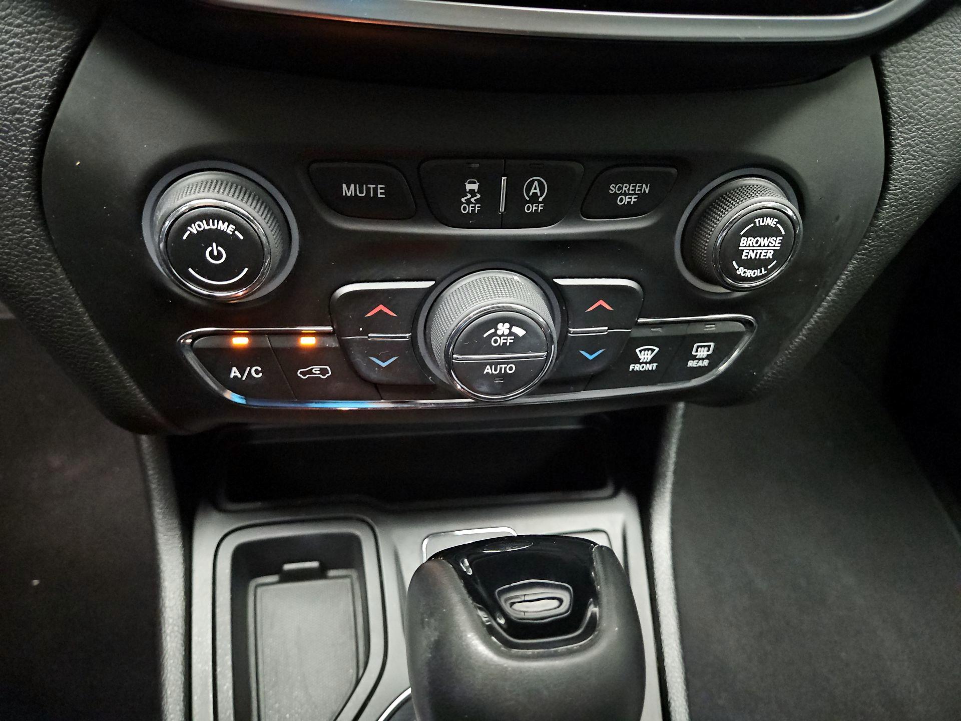 Thumbnail: 2019 Jeep Cherokee - 16