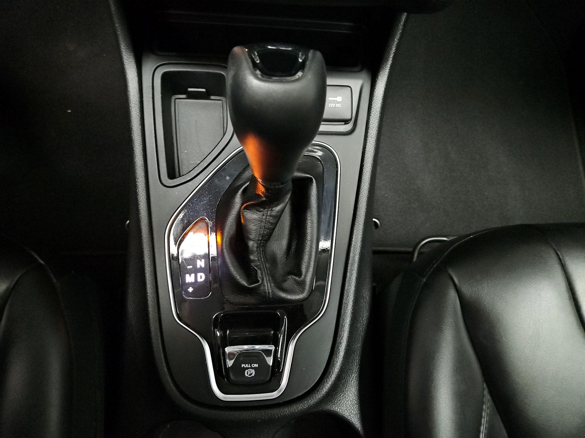 Thumbnail: 2019 Jeep Cherokee - 17