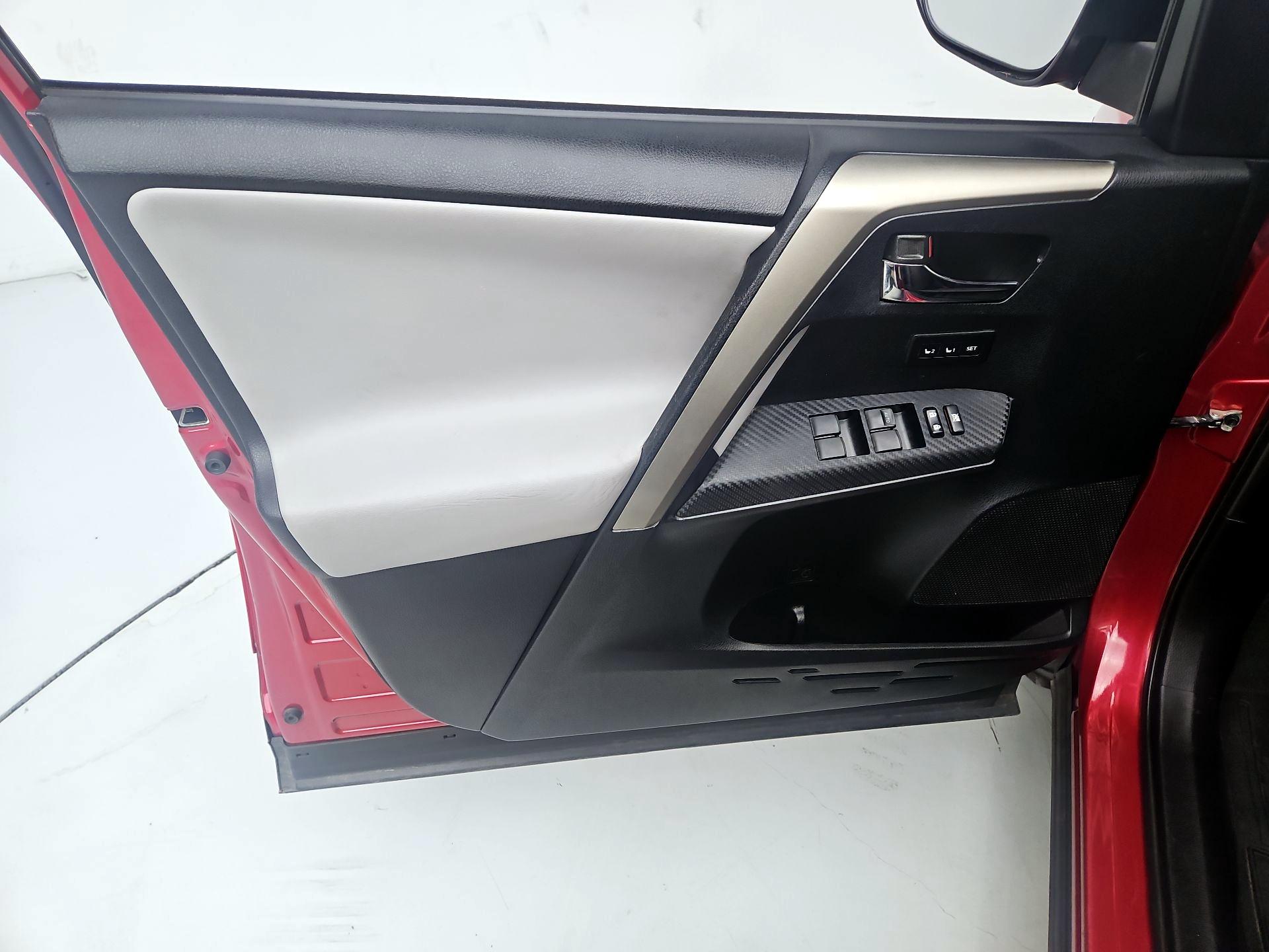Thumbnail: 2015 Toyota RAV4 - 12