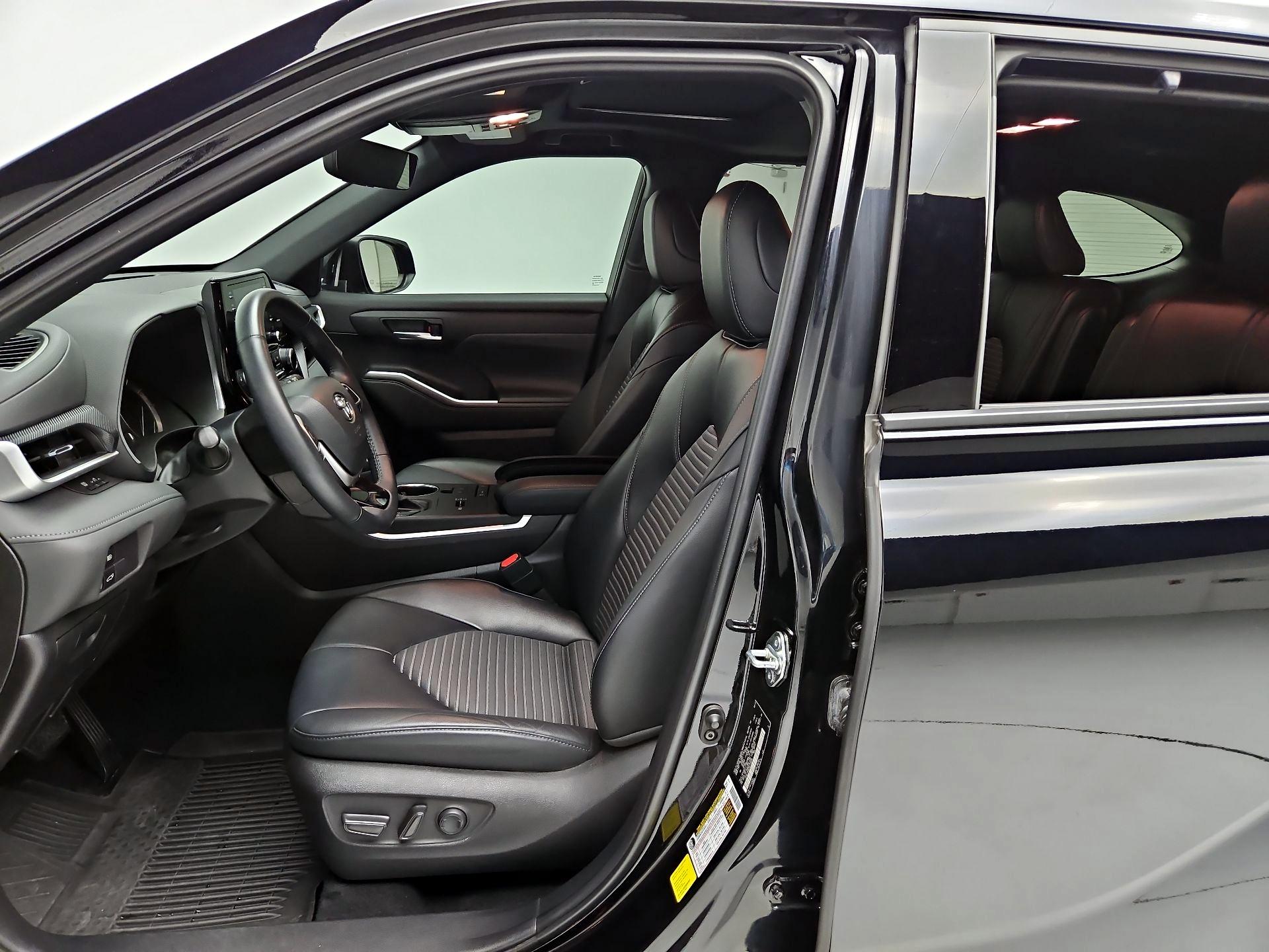 Thumbnail: 2022 Toyota Highlander - 11