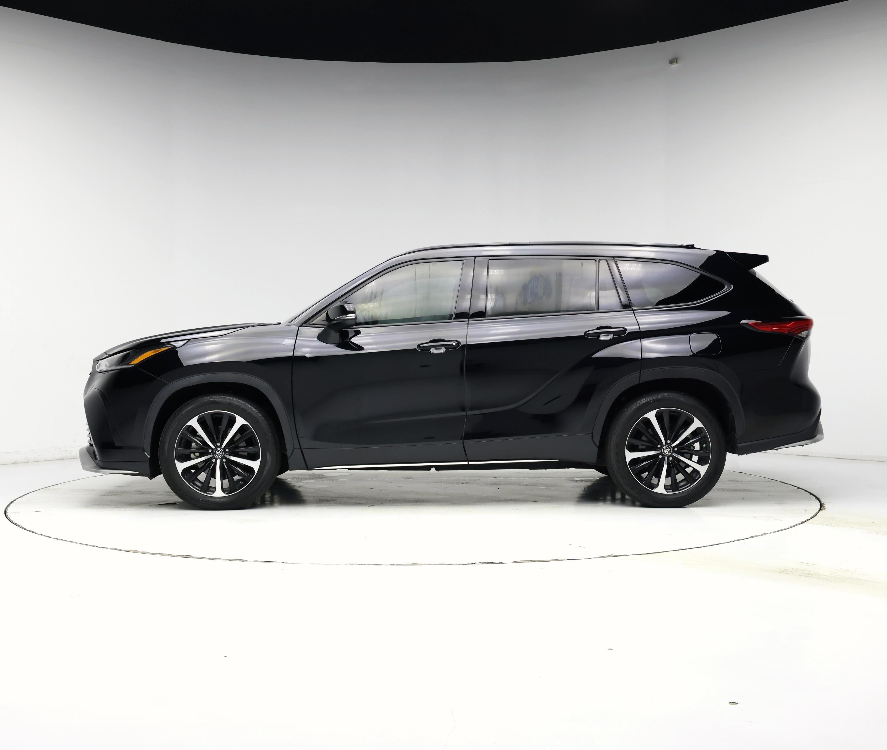 Thumbnail: 2022 Toyota Highlander - 3