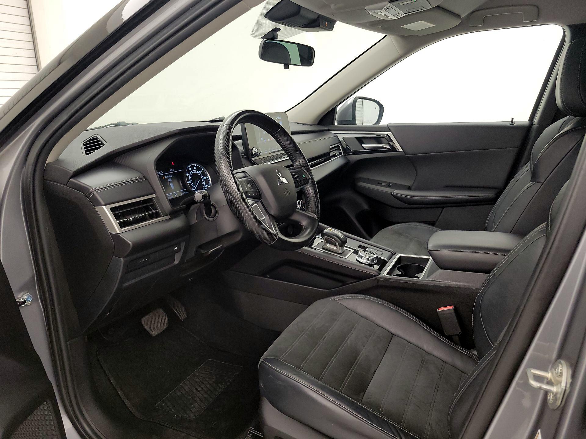 Thumbnail: 2022 Mitsubishi Outlander - 11