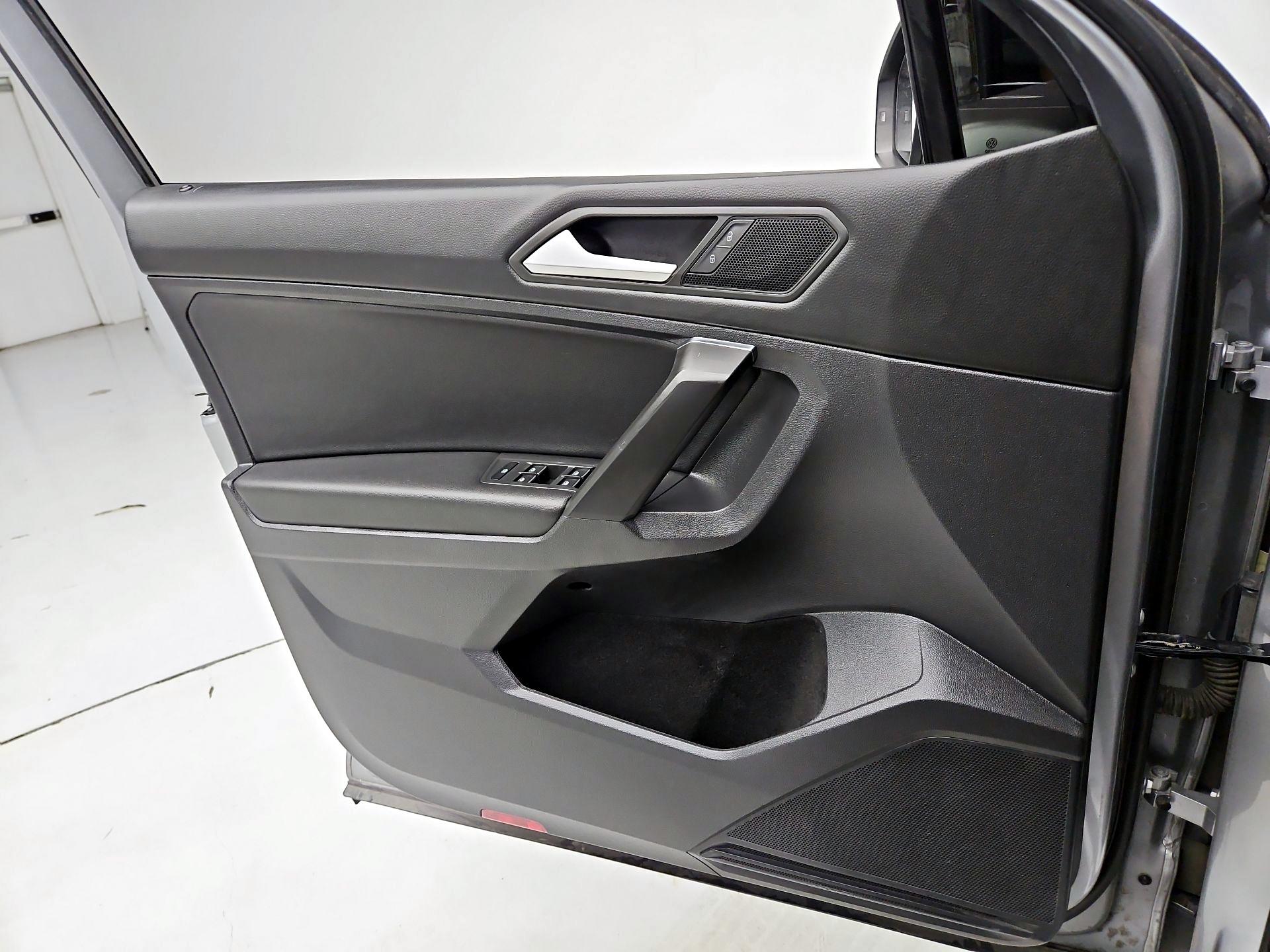 Thumbnail: 2021 Volkswagen Tiguan - 12