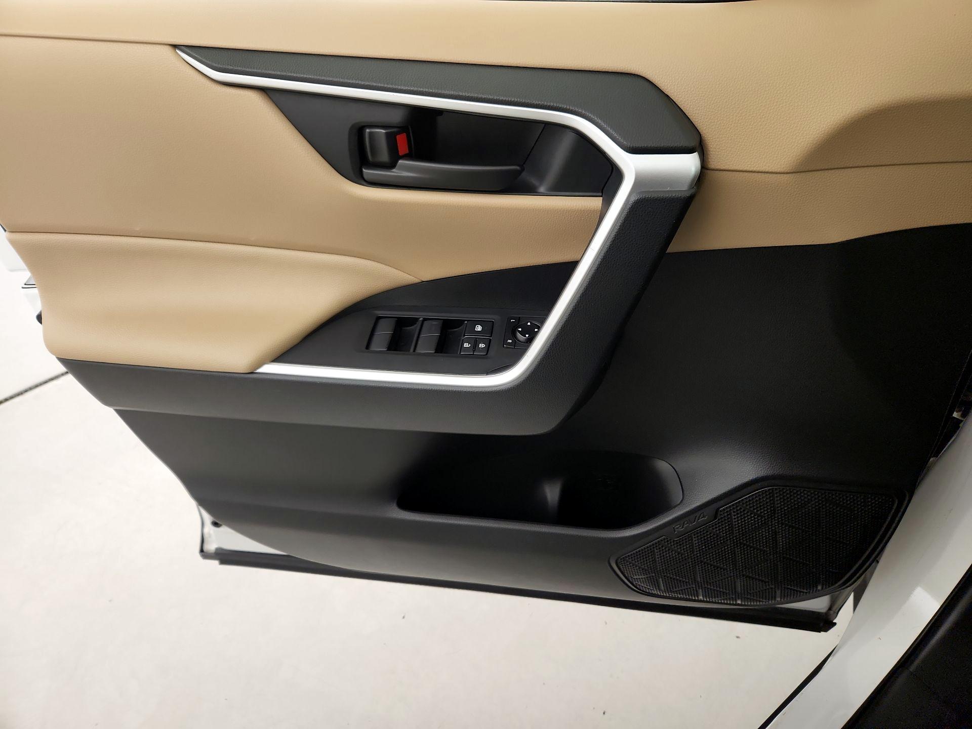 Thumbnail: 2020 Toyota RAV4 - 12