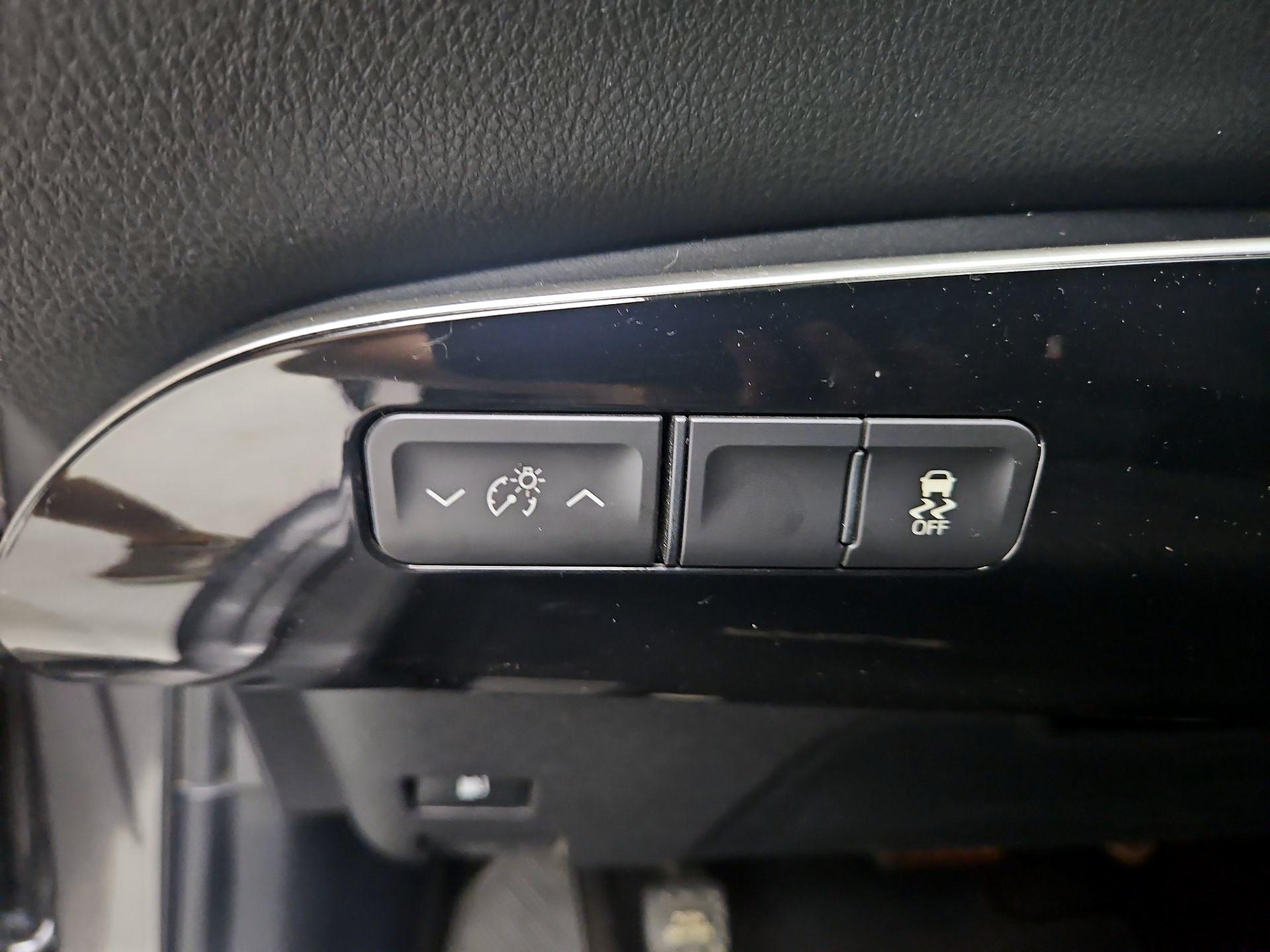 Thumbnail: 2016 Toyota Prius - 13