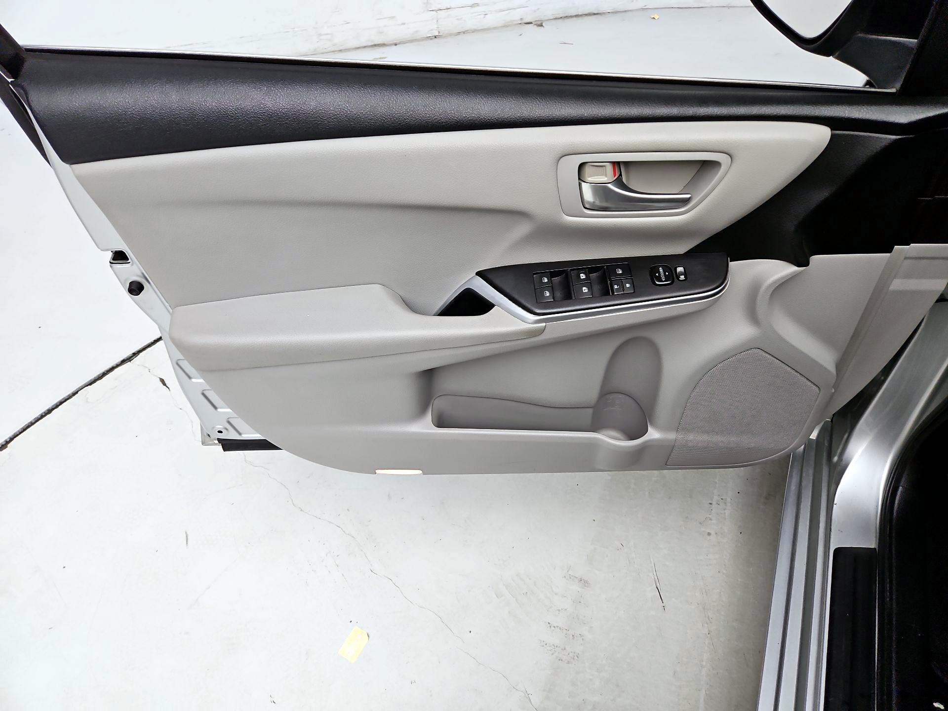 Thumbnail: 2015 Toyota Camry - 12