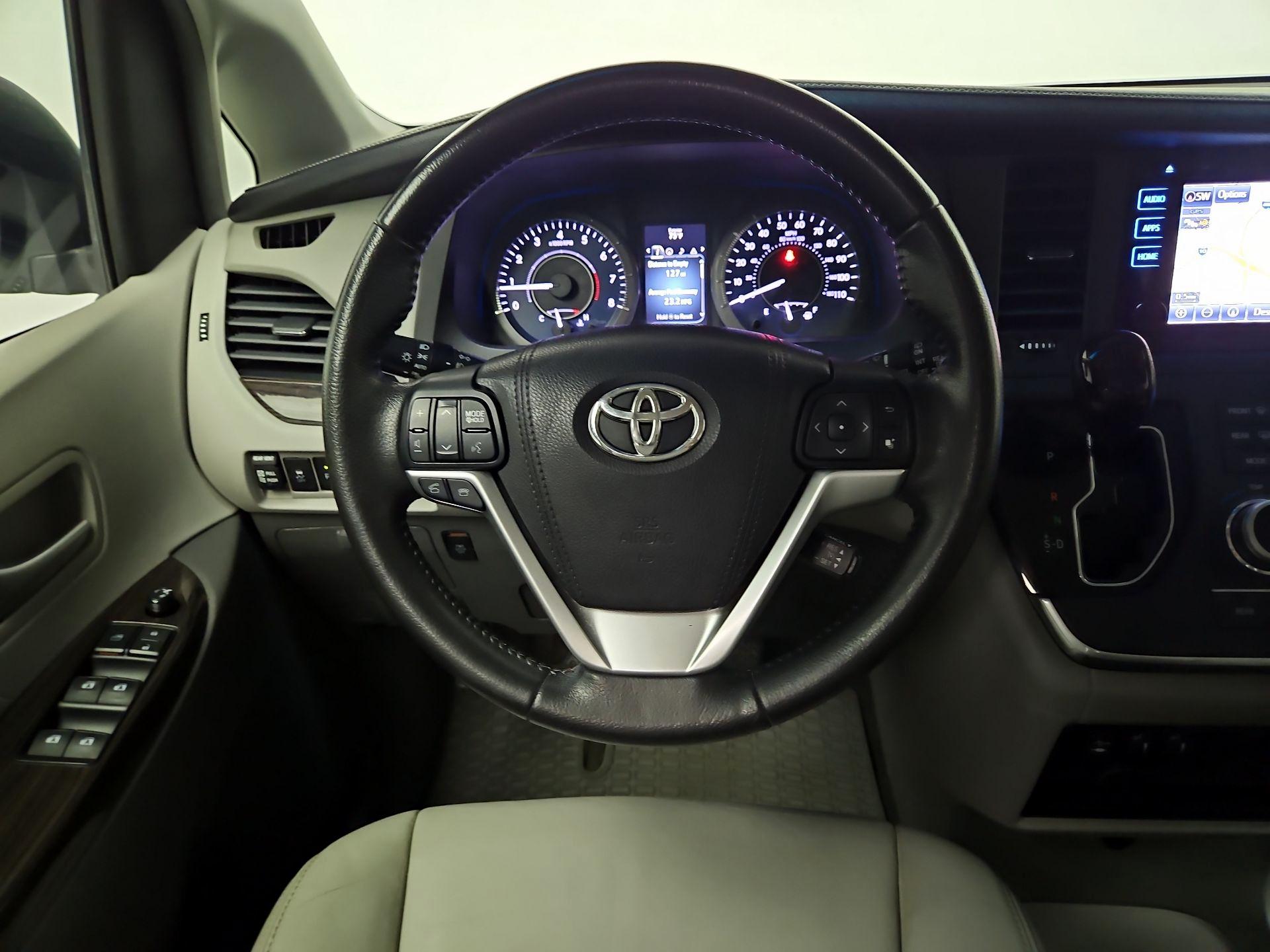 Thumbnail: 2016 Toyota Sienna - 10