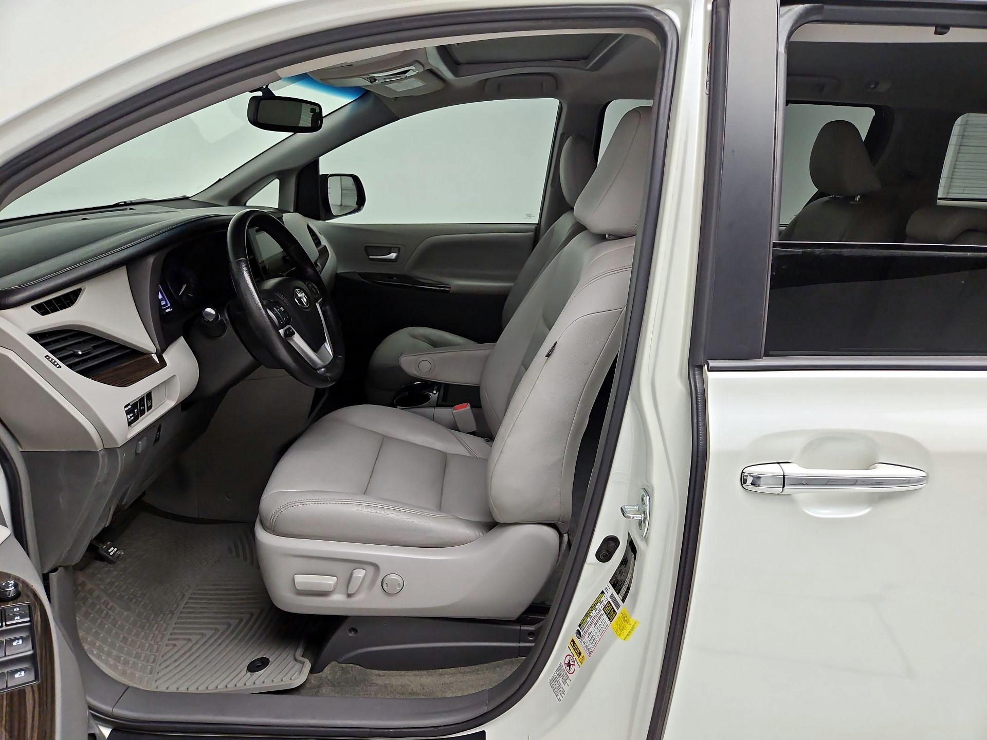 Thumbnail: 2016 Toyota Sienna - 11