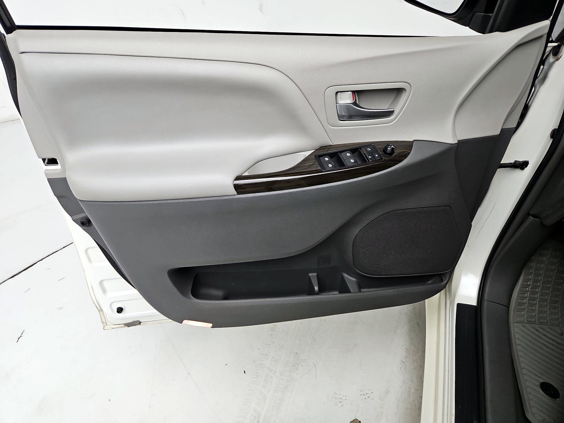 Thumbnail: 2016 Toyota Sienna - 12