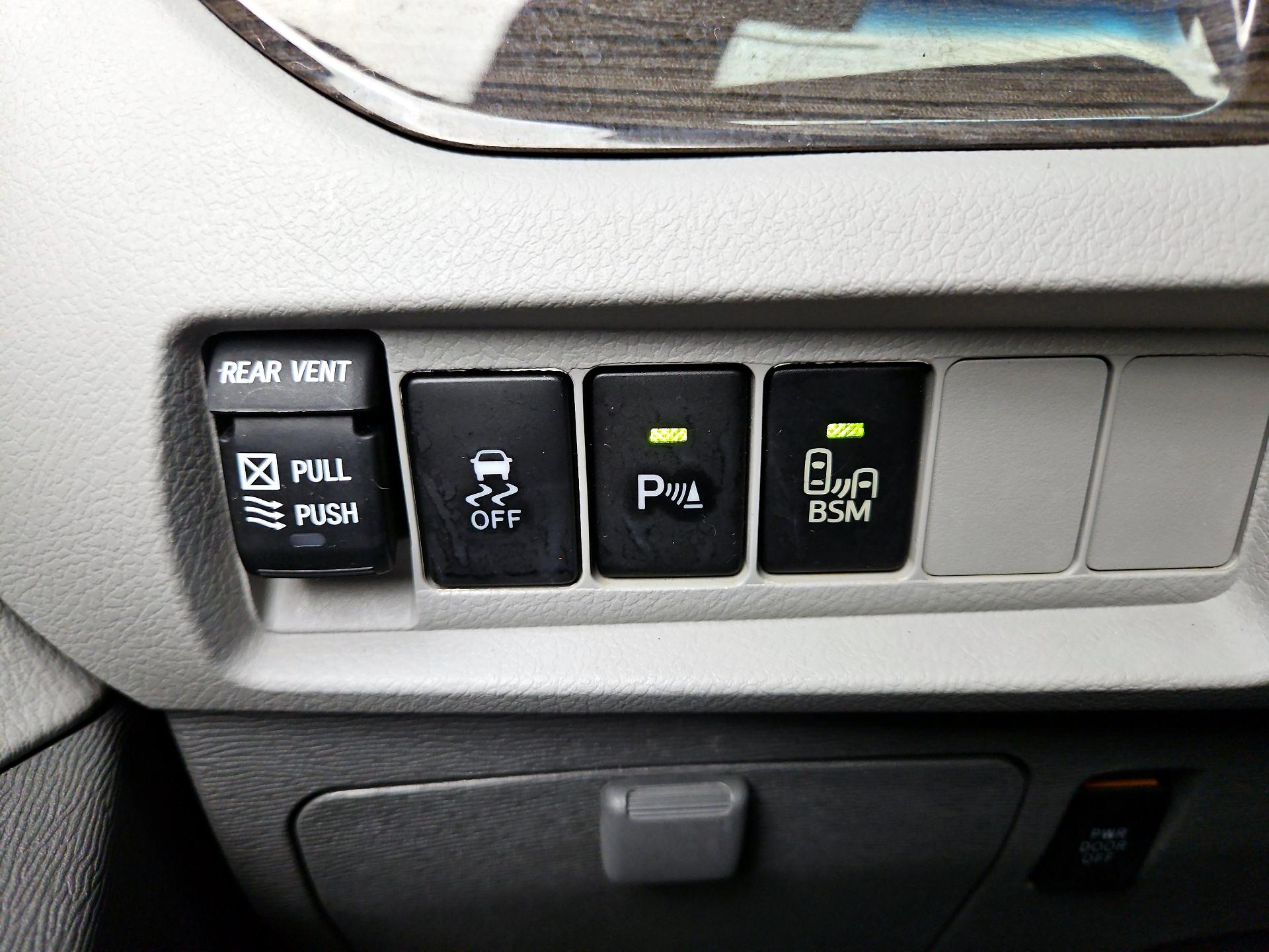 Thumbnail: 2016 Toyota Sienna - 13