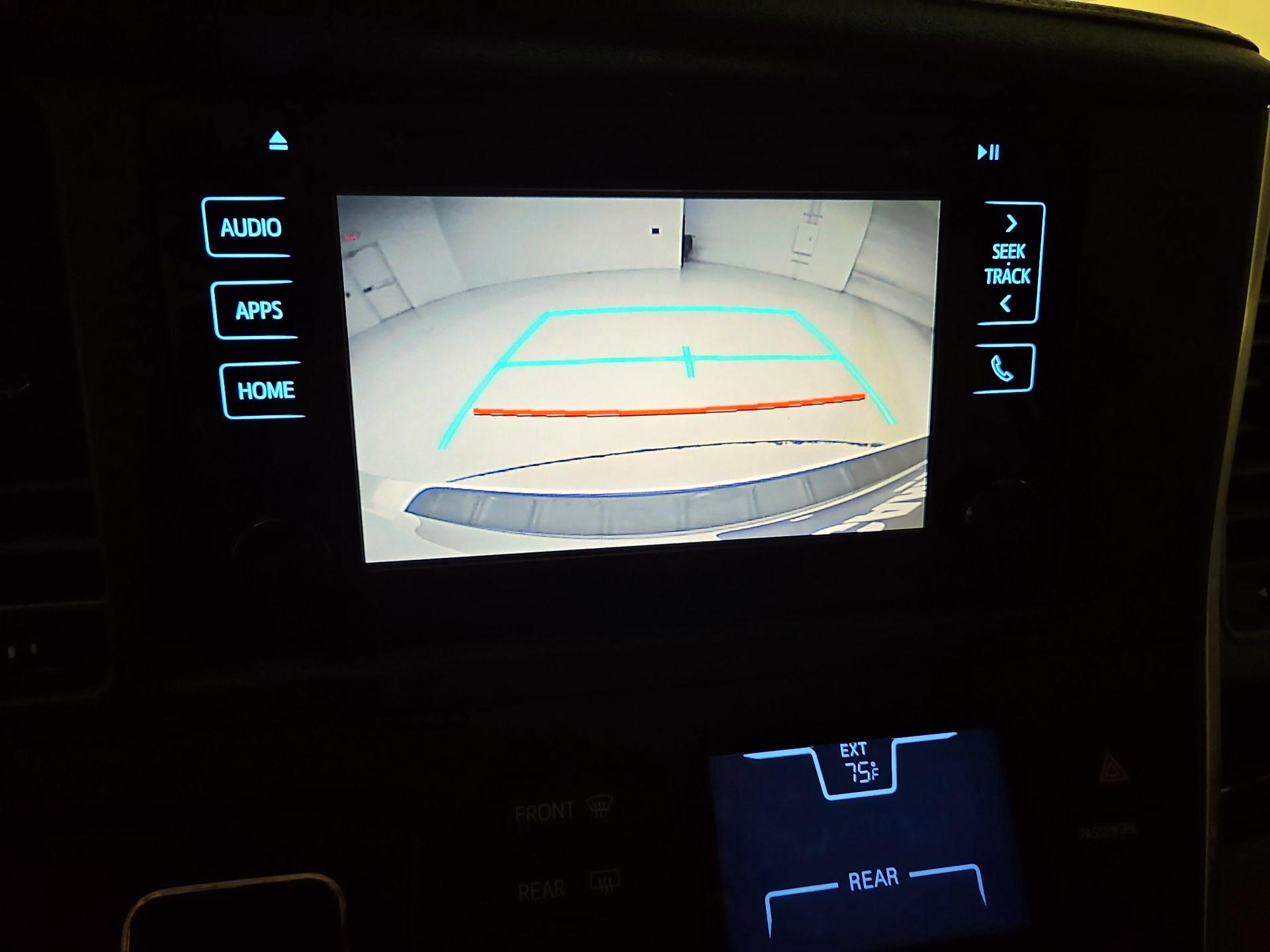 Thumbnail: 2016 Toyota Sienna - 15