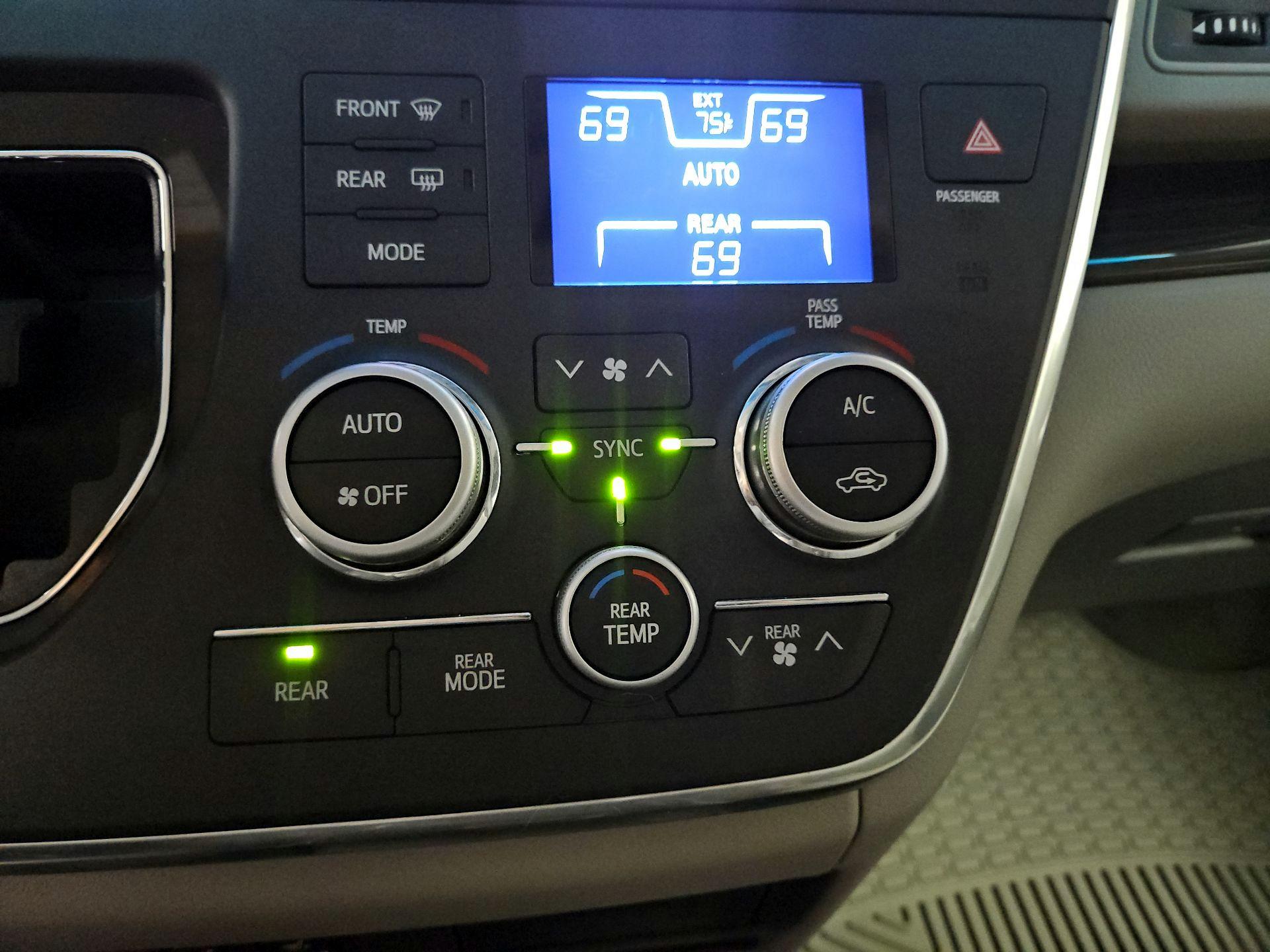 Thumbnail: 2016 Toyota Sienna - 17