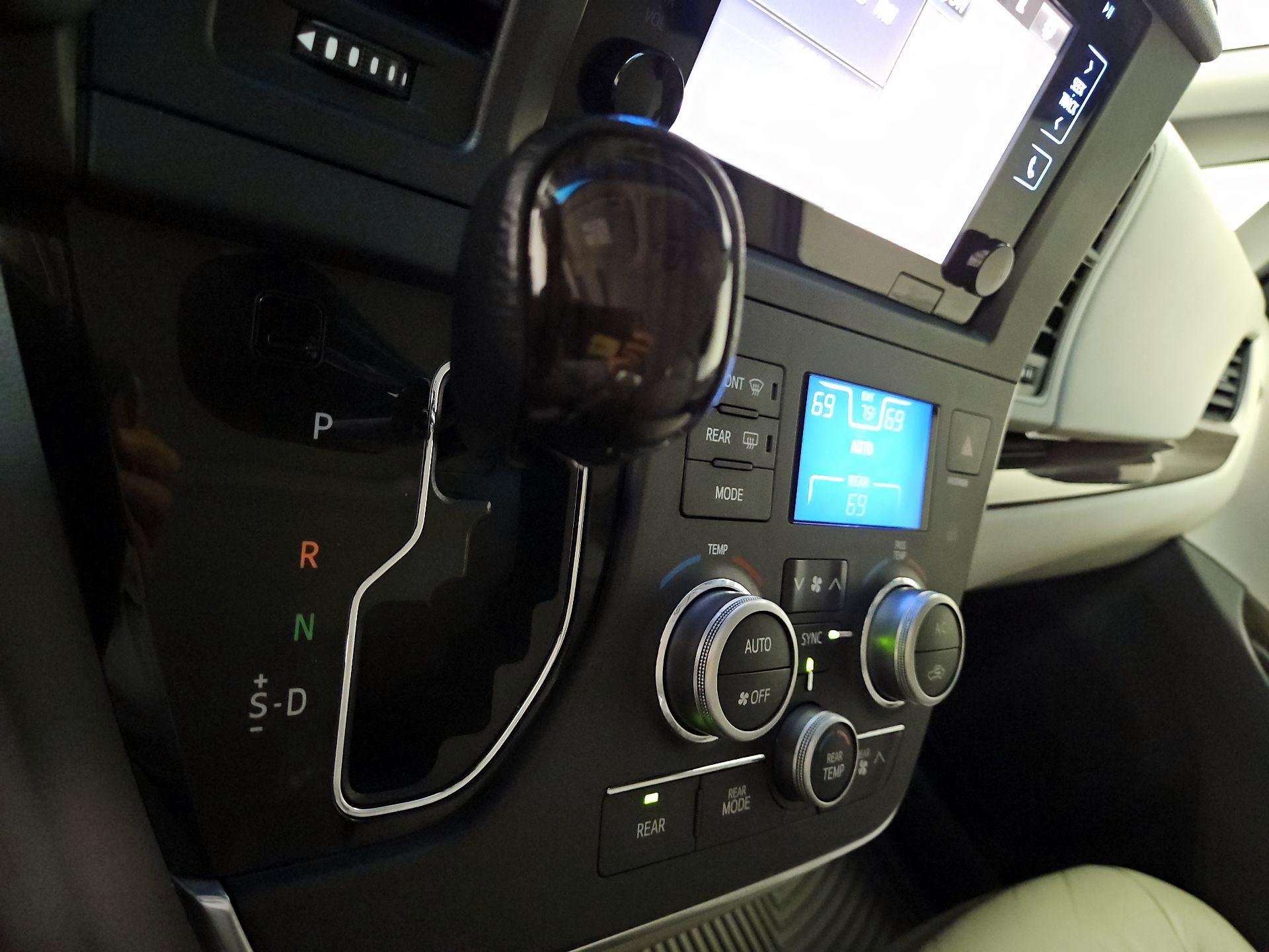 Thumbnail: 2016 Toyota Sienna - 18