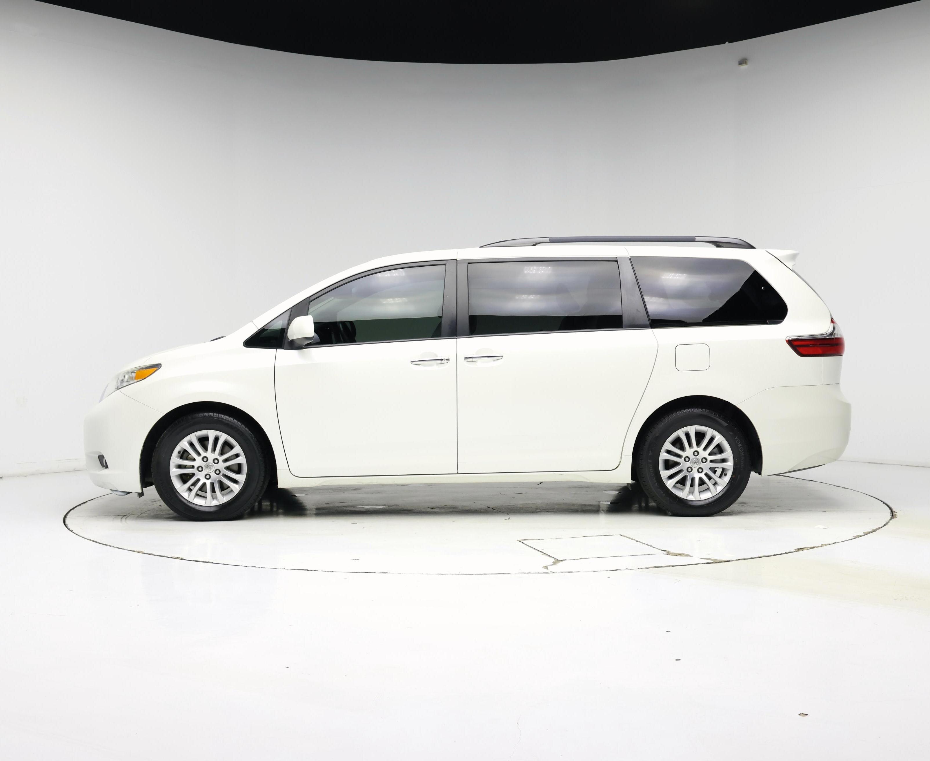 Thumbnail: 2016 Toyota Sienna - 3