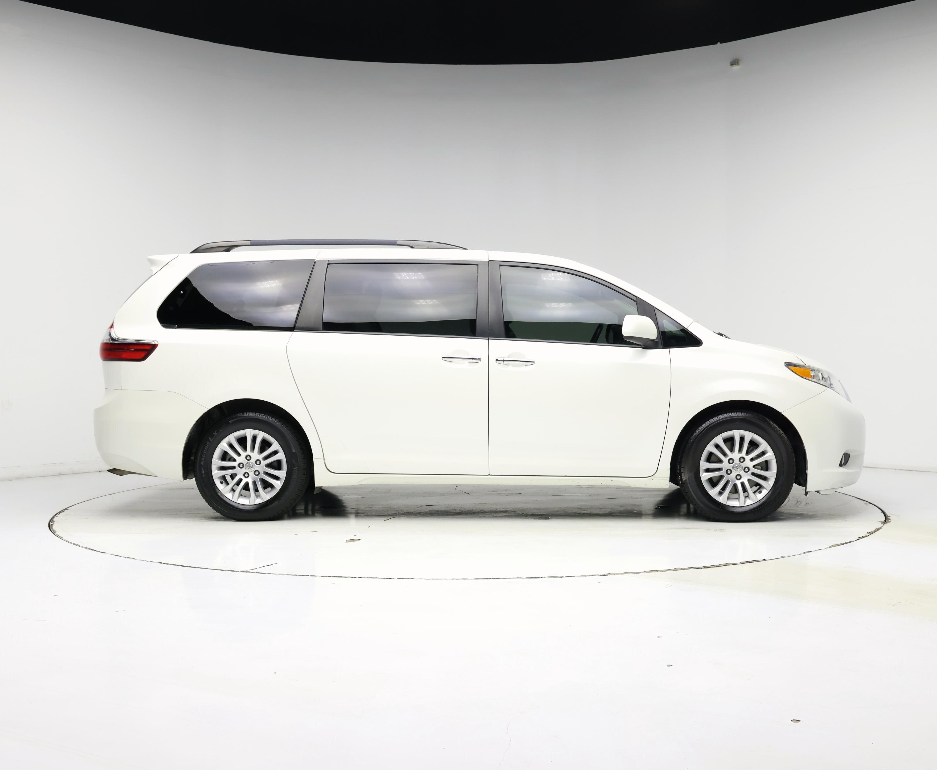 Thumbnail: 2016 Toyota Sienna - 7