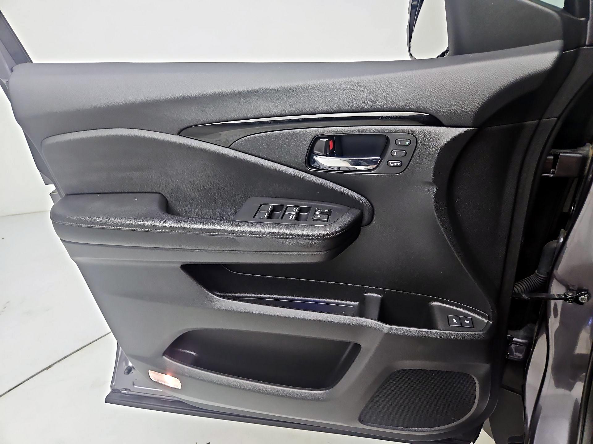 Thumbnail: 2017 Honda Pilot - 12