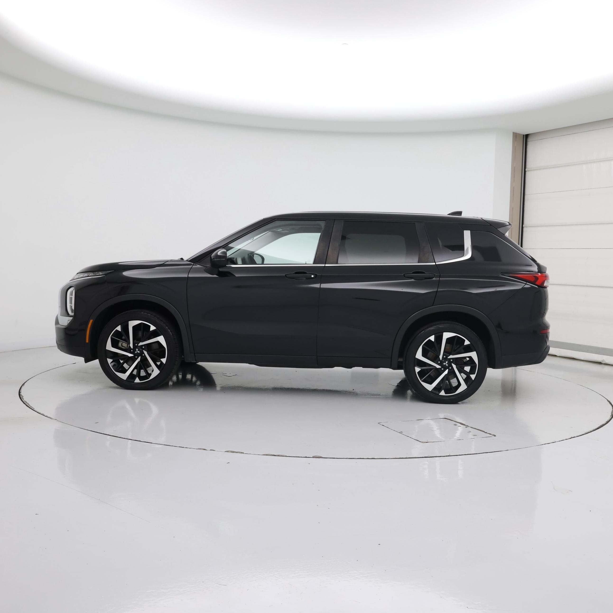Thumbnail: 2022 Mitsubishi Outlander - 3