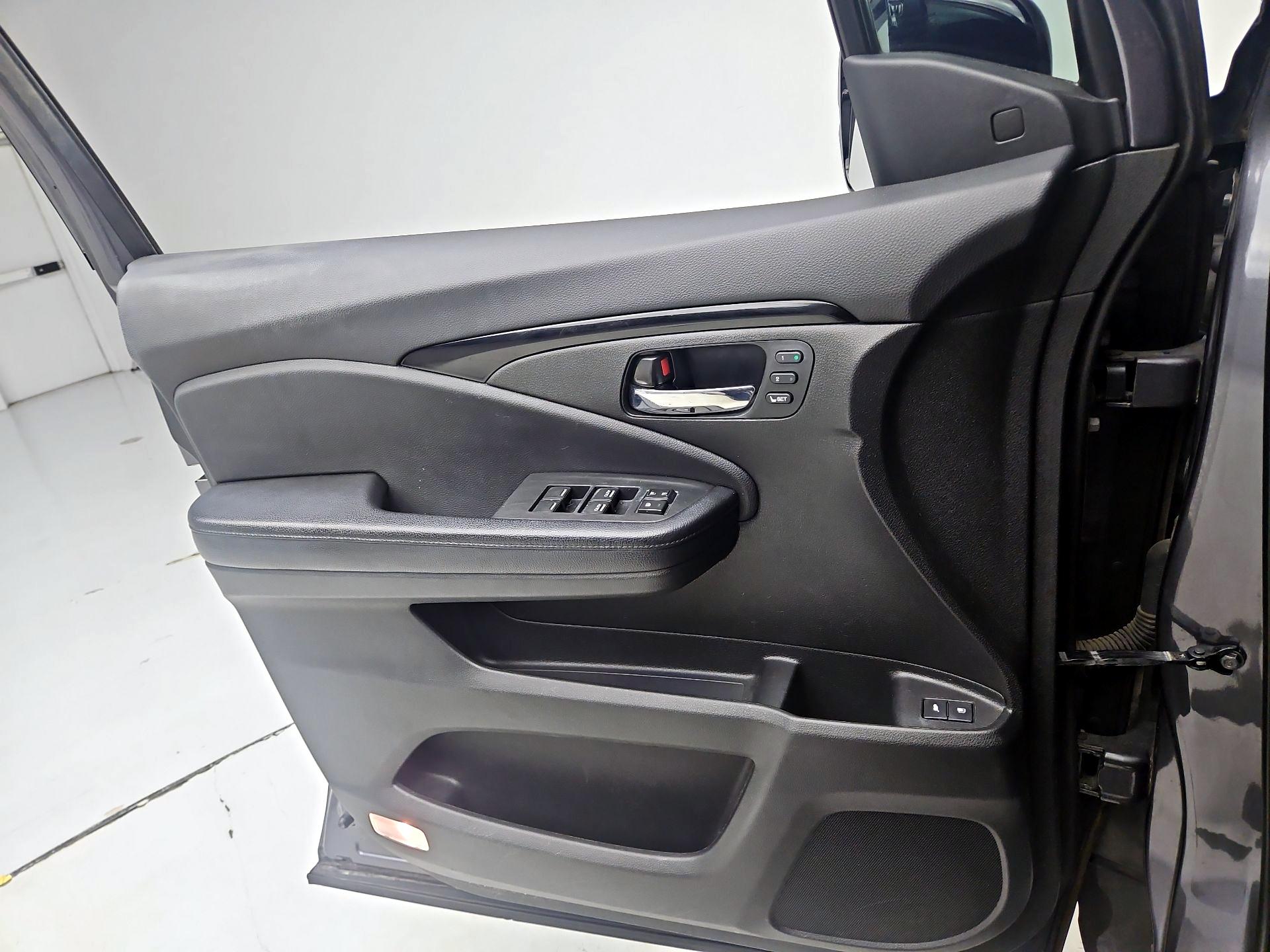 Thumbnail: 2016 Honda Pilot - 12