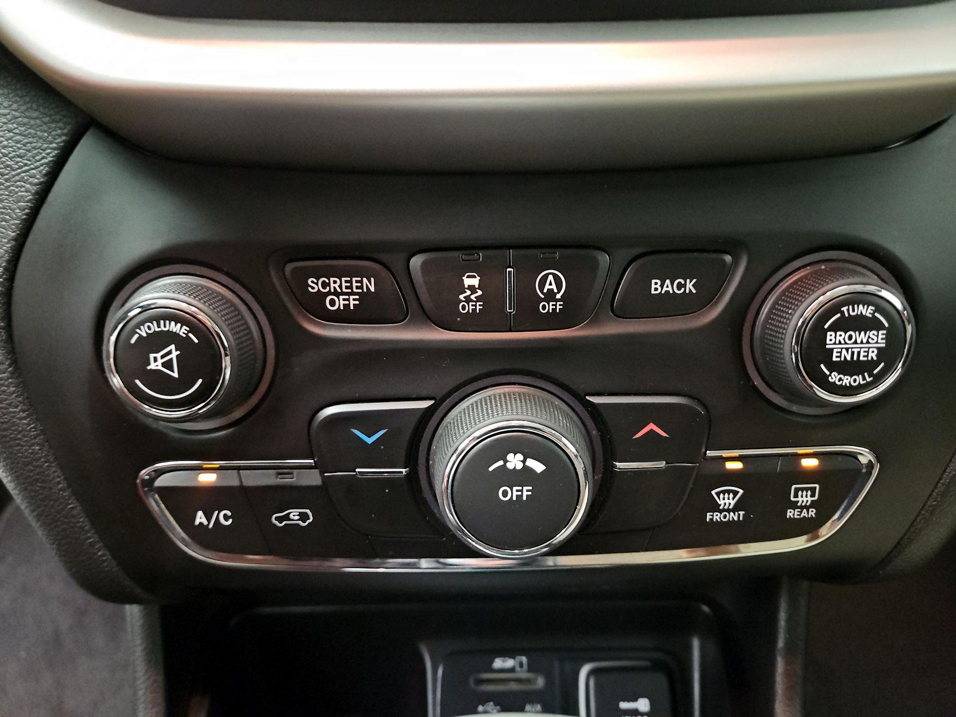 Thumbnail: 2015 Jeep Cherokee - 16