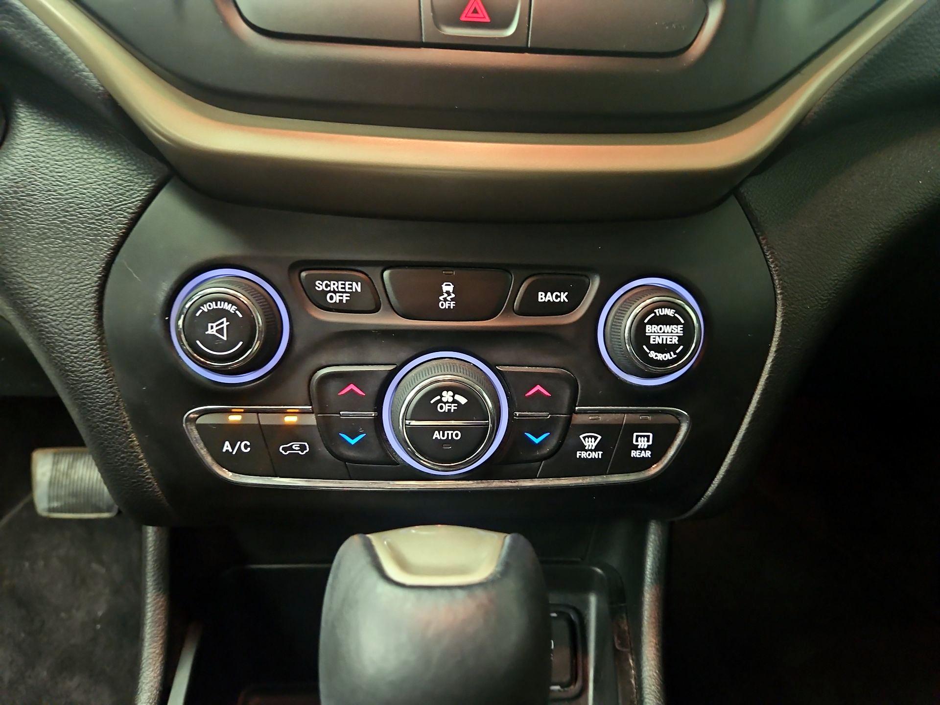 Thumbnail: 2016 Jeep Cherokee - 17
