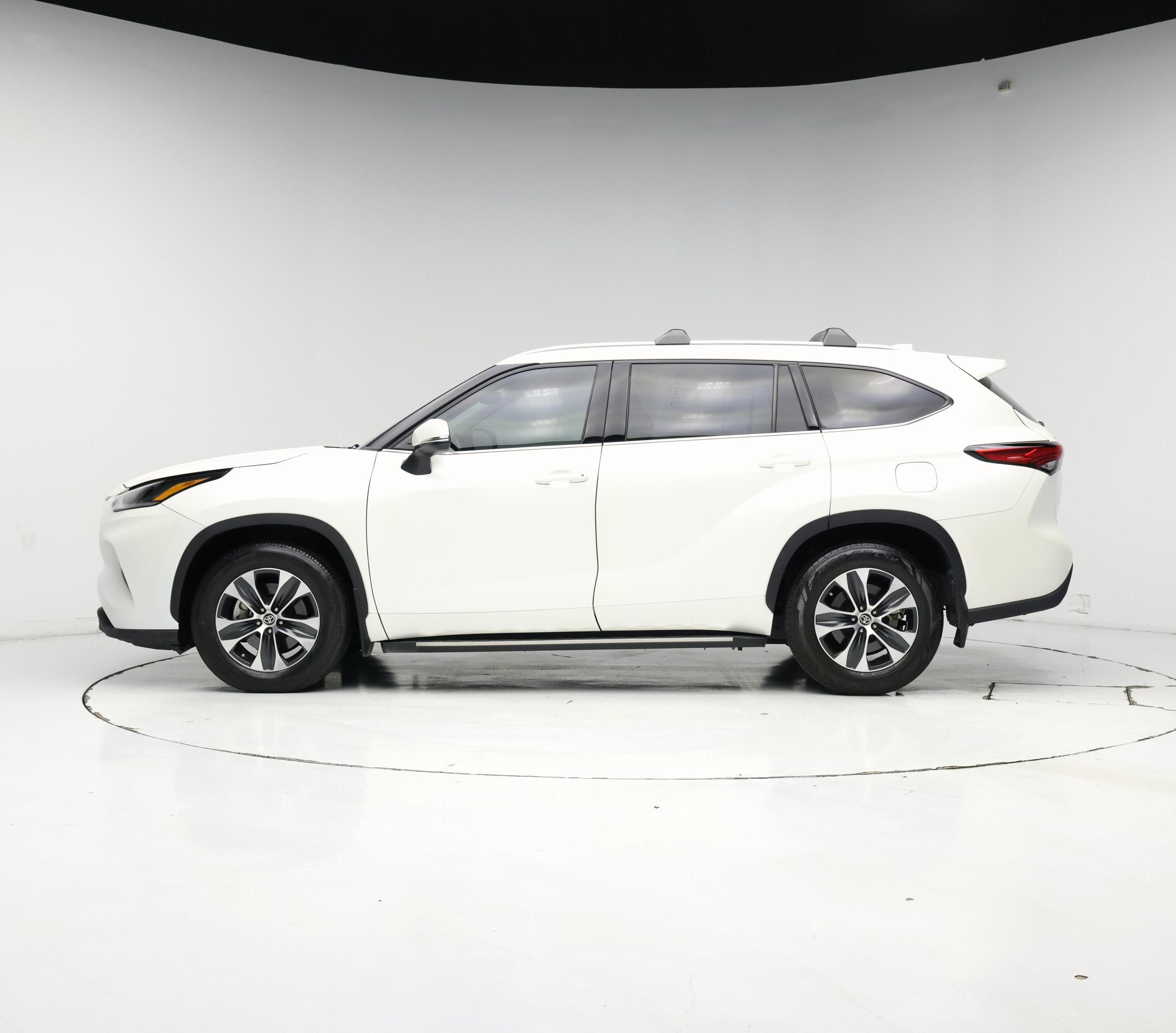Thumbnail: 2021 Toyota Highlander - 3