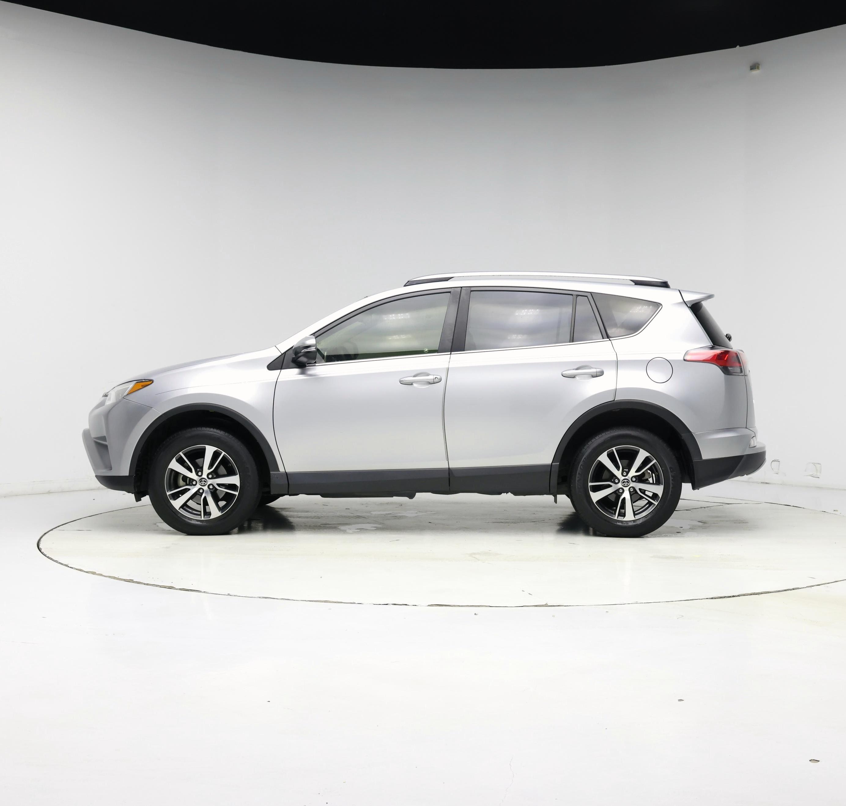 Thumbnail: 2018 Toyota RAV4 - 3