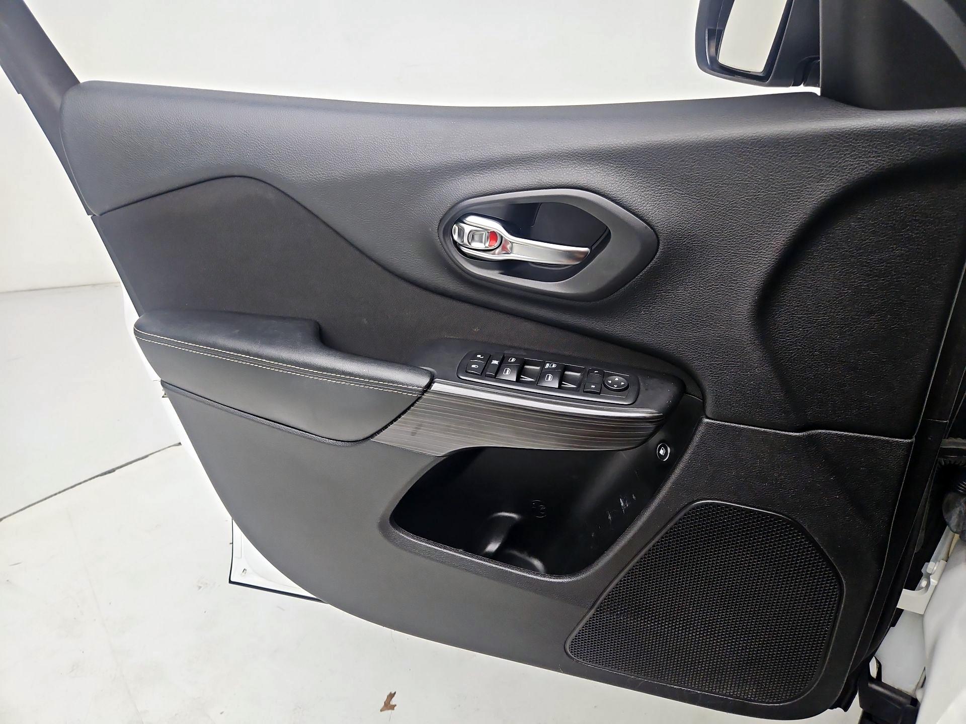 Thumbnail: 2017 Jeep Cherokee - 12