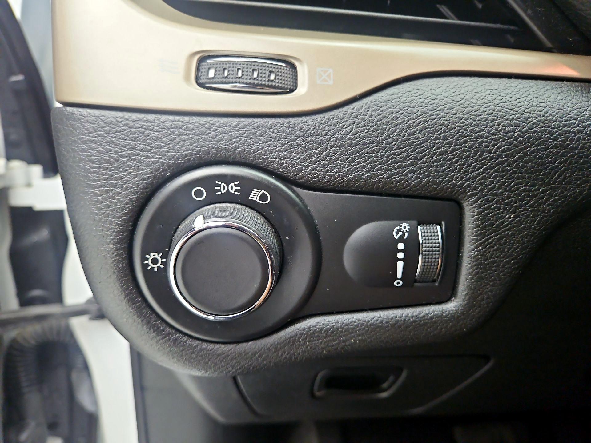 Thumbnail: 2017 Jeep Cherokee - 13