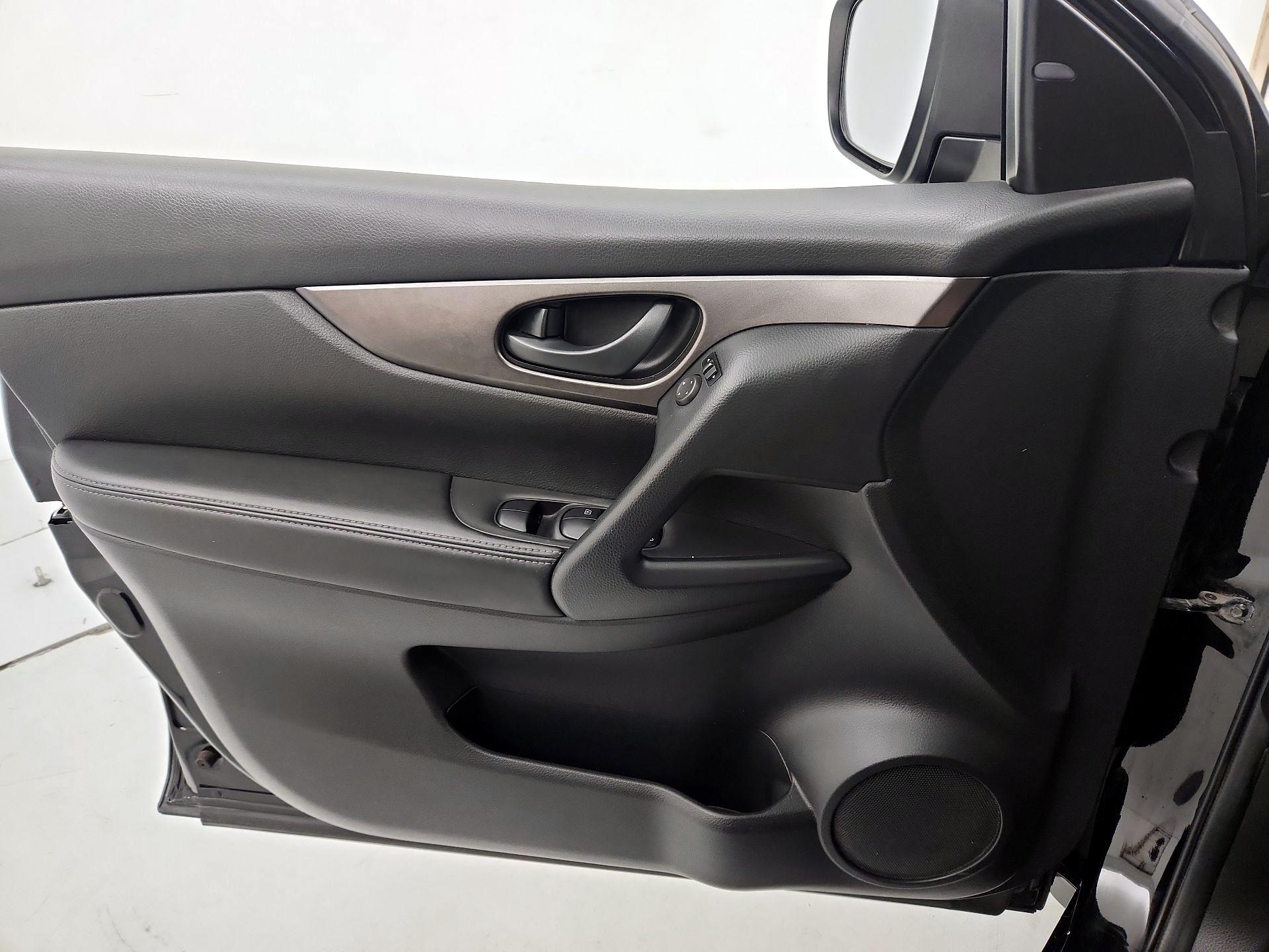 Thumbnail: 2020 Nissan Rogue Sport - 12