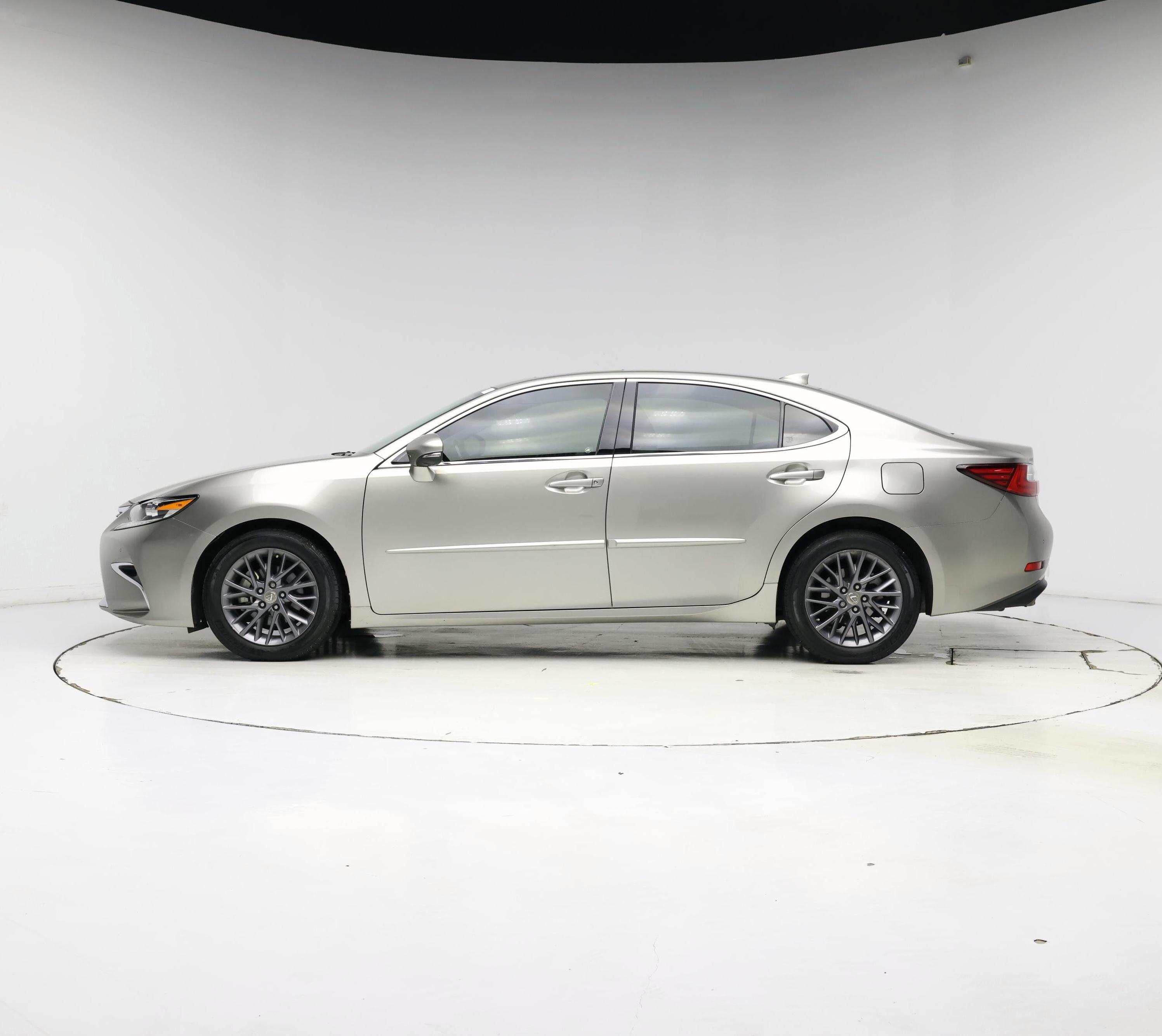 Thumbnail: 2018 Lexus ES - 3