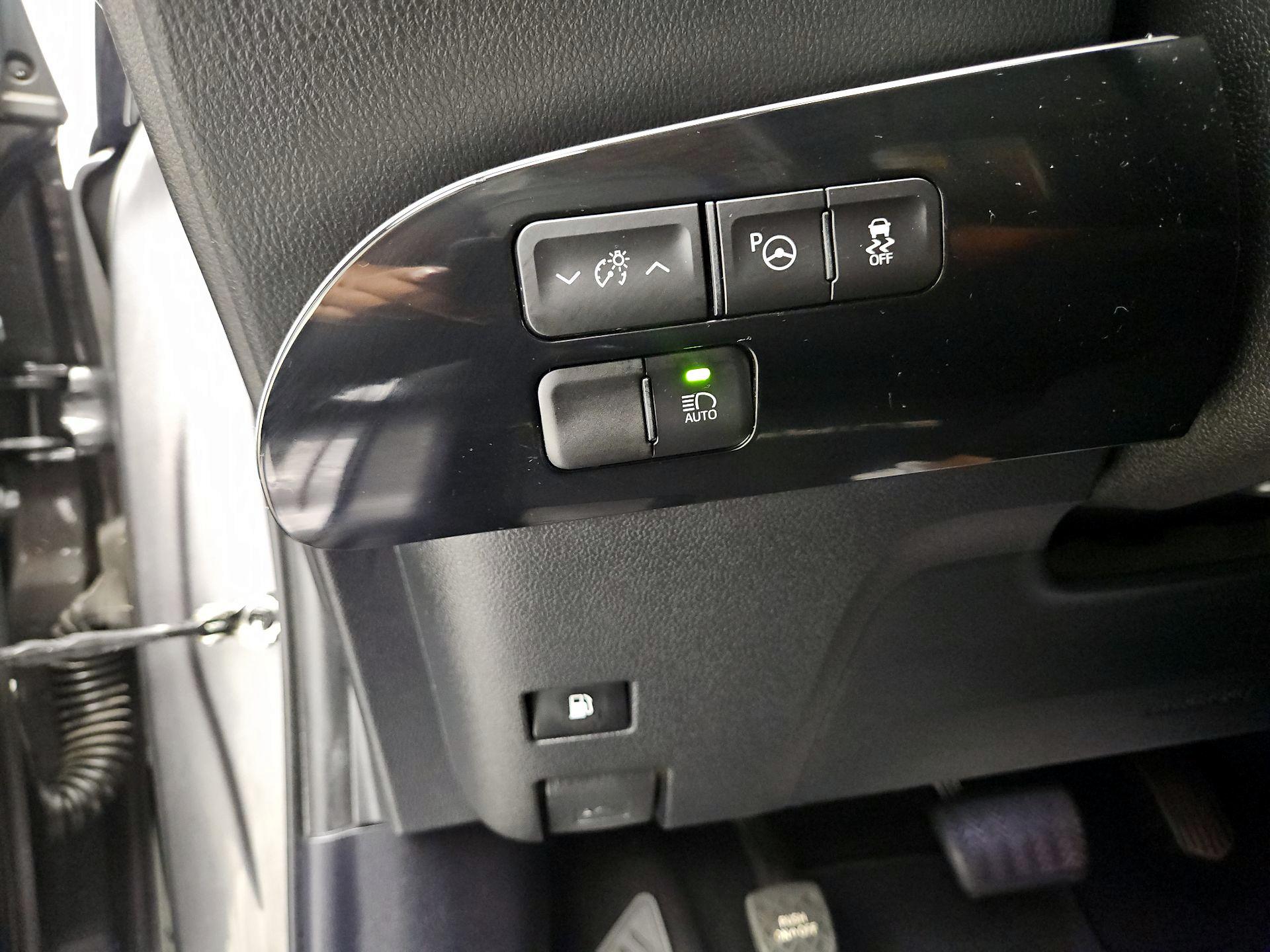 Thumbnail: 2018 Toyota Prius - 13