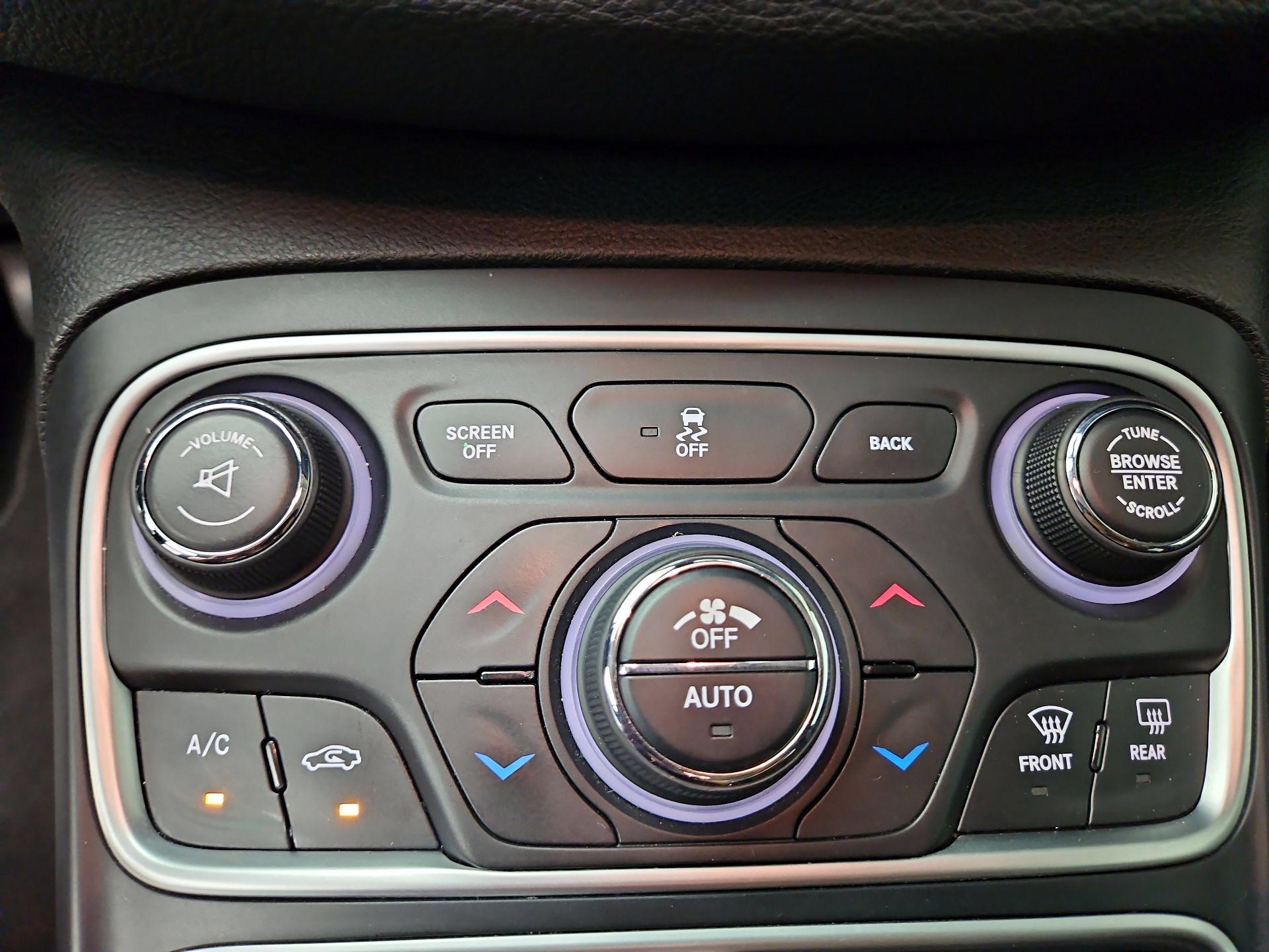 Thumbnail: 2015 Chrysler 200 - 16