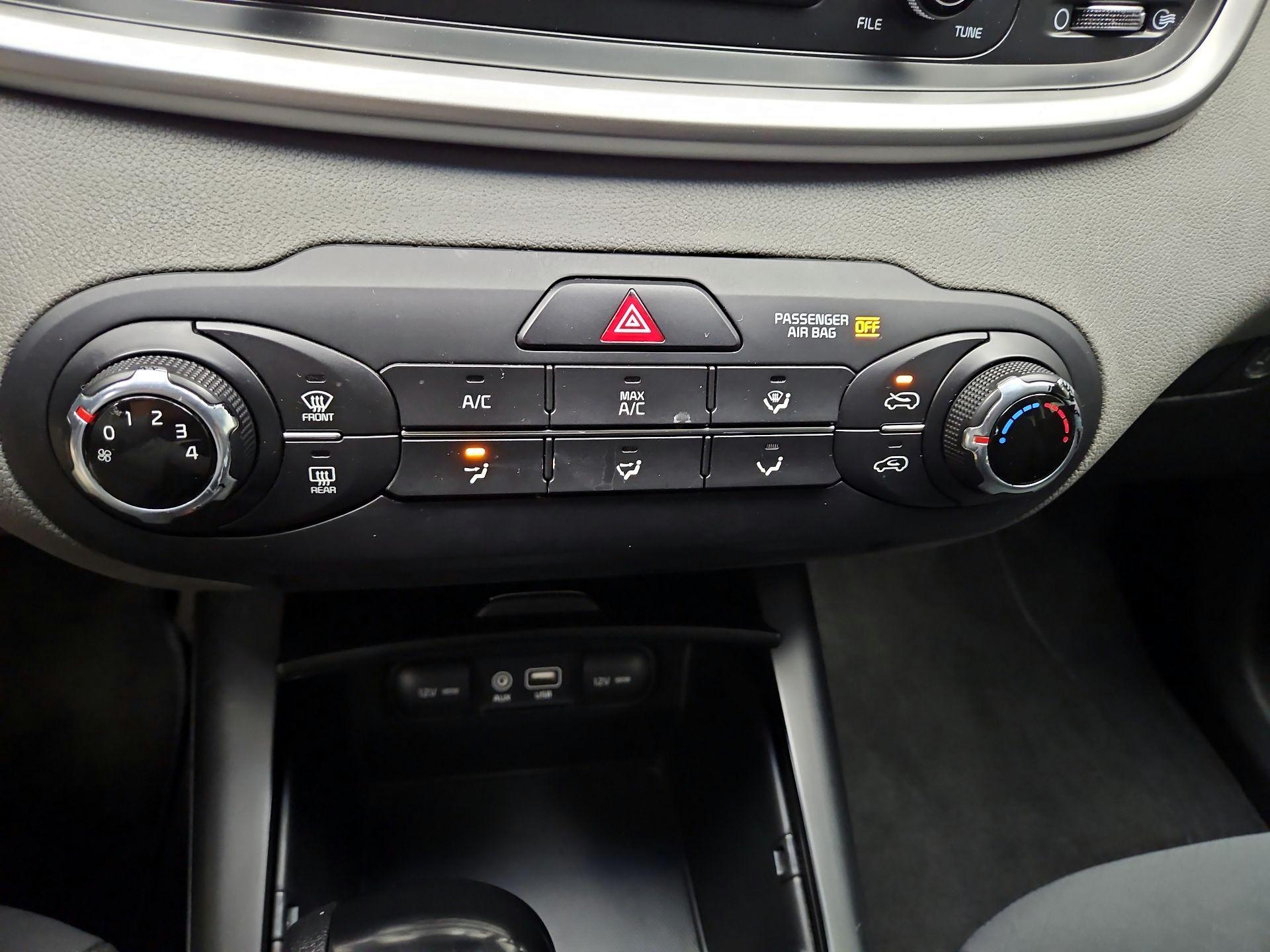 Thumbnail: 2016 Kia Sorento - 16