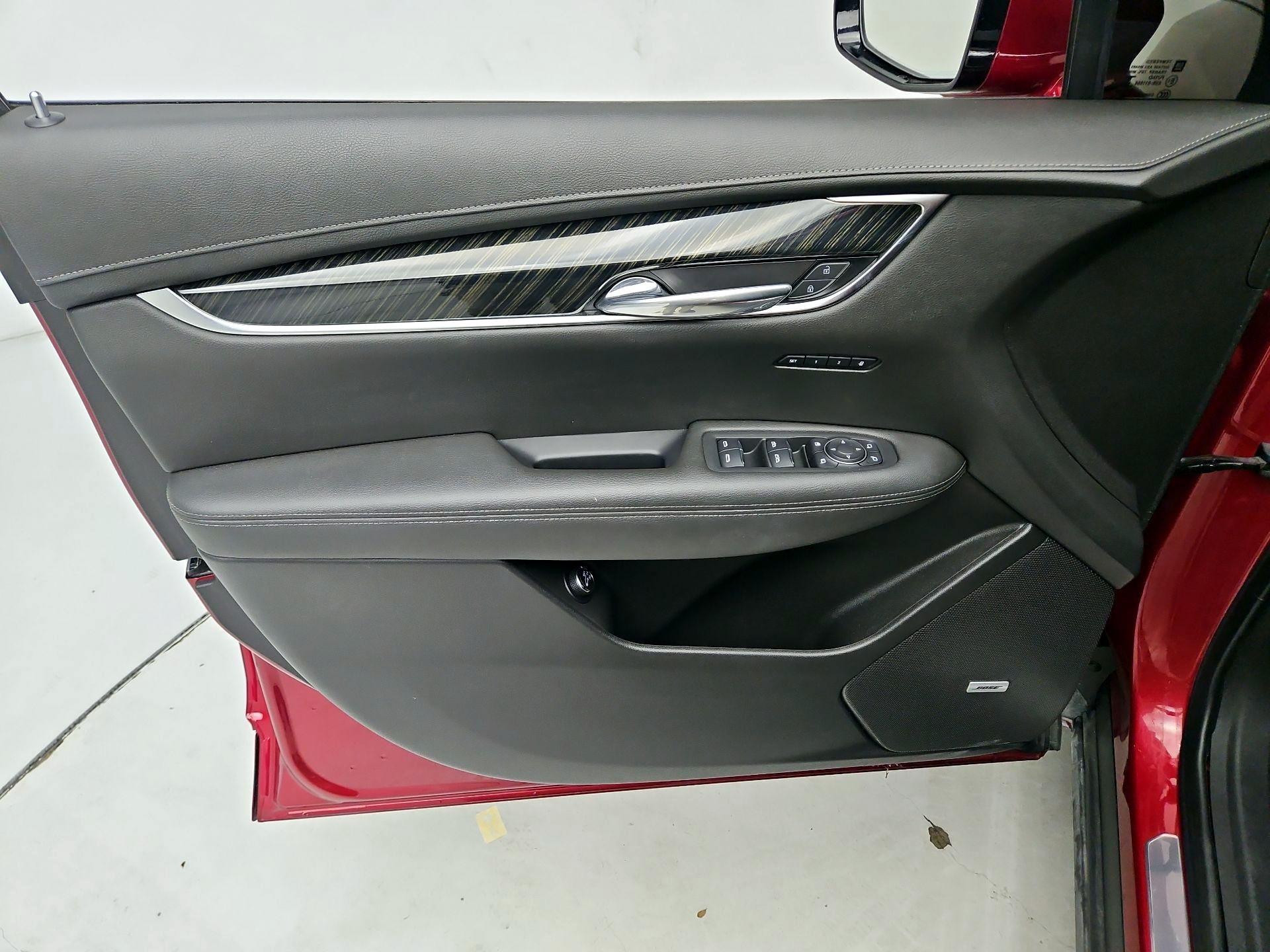 Thumbnail: 2022 Cadillac XT6 - 10