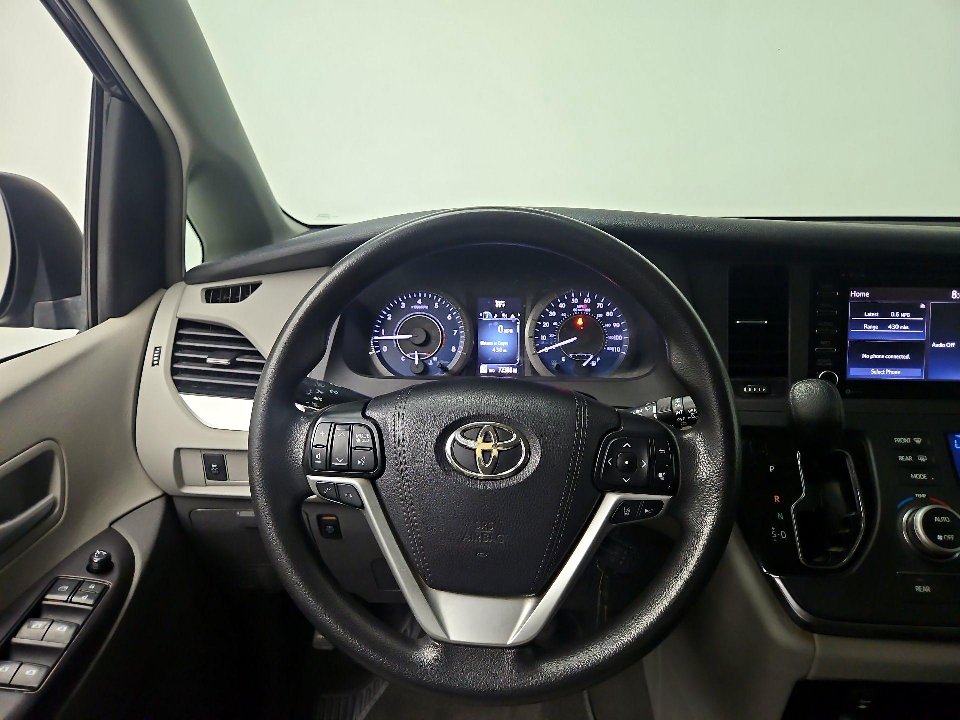 Thumbnail: 2018 Toyota Sienna - 10