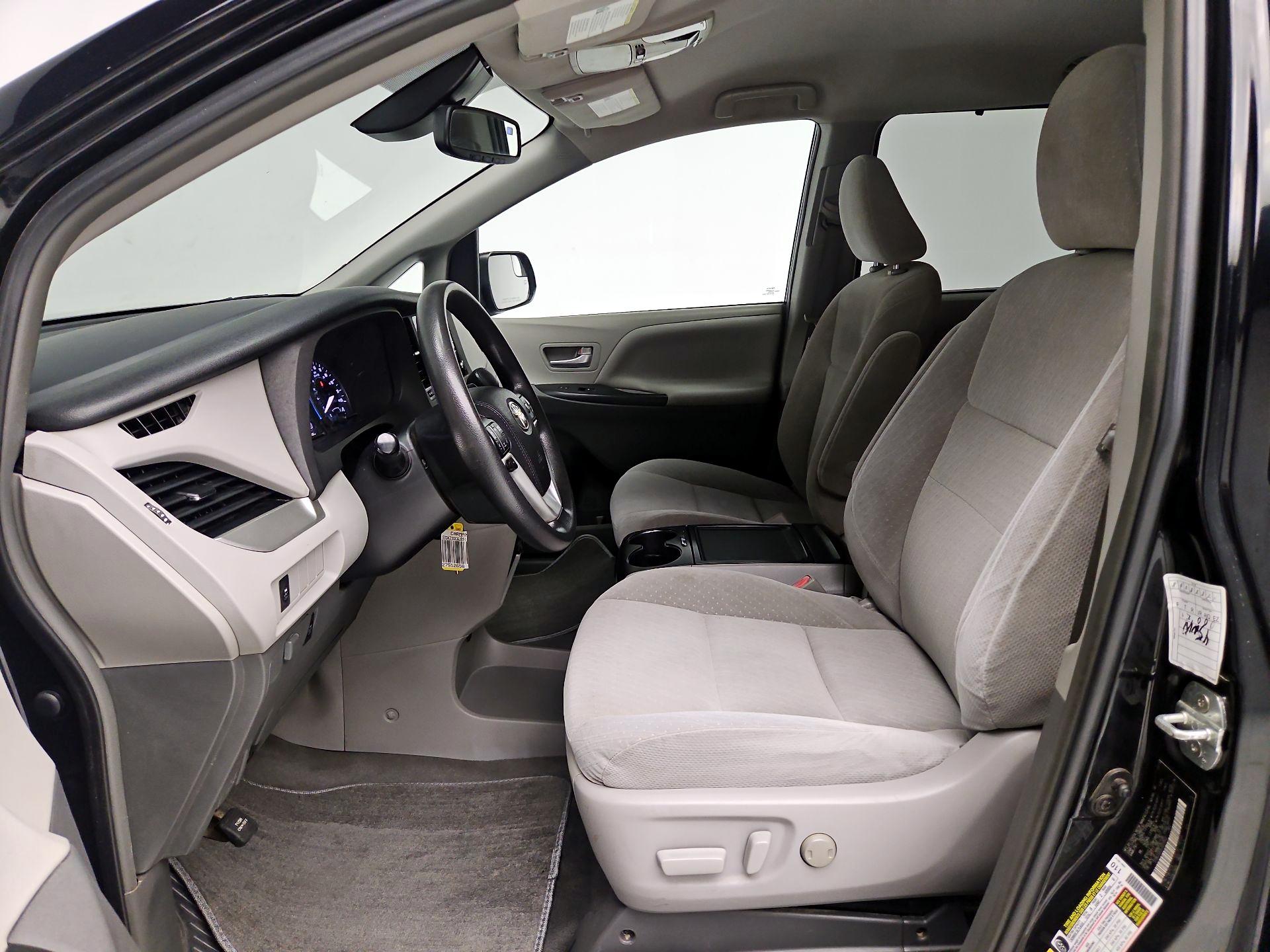Thumbnail: 2018 Toyota Sienna - 11