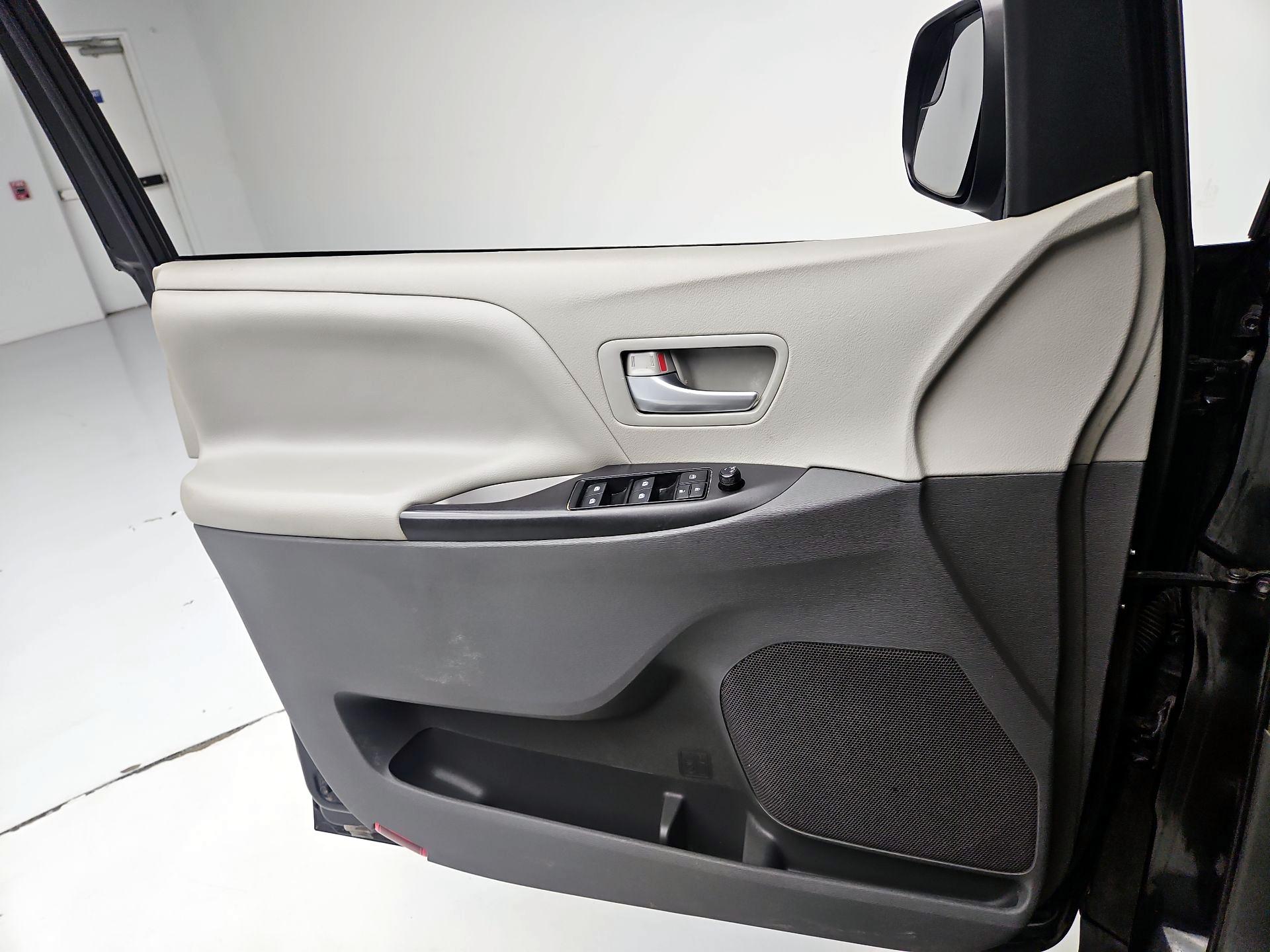 Thumbnail: 2018 Toyota Sienna - 12