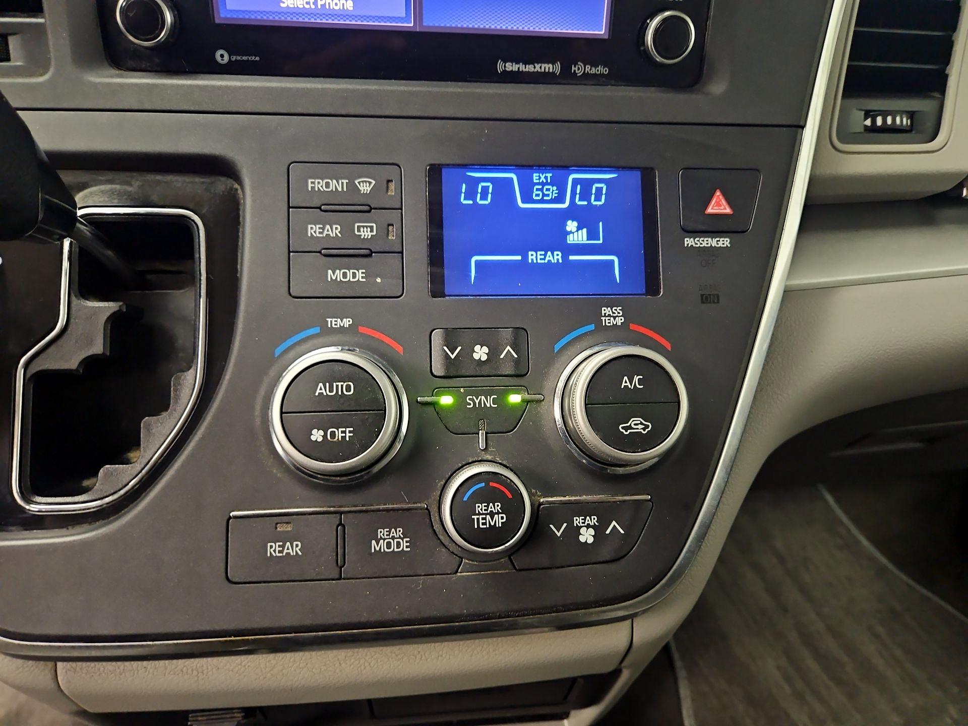 Thumbnail: 2018 Toyota Sienna - 16