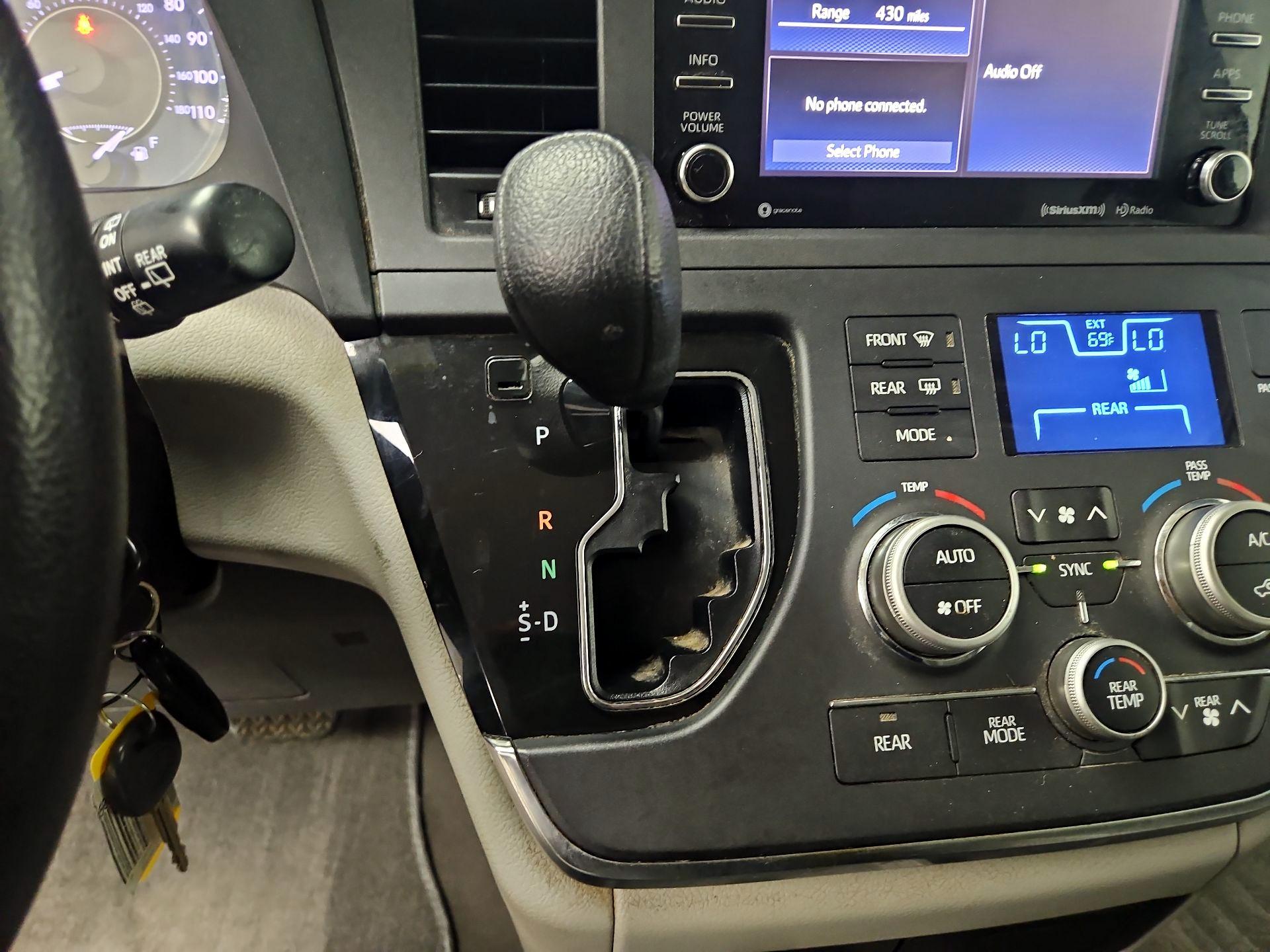 Thumbnail: 2018 Toyota Sienna - 17