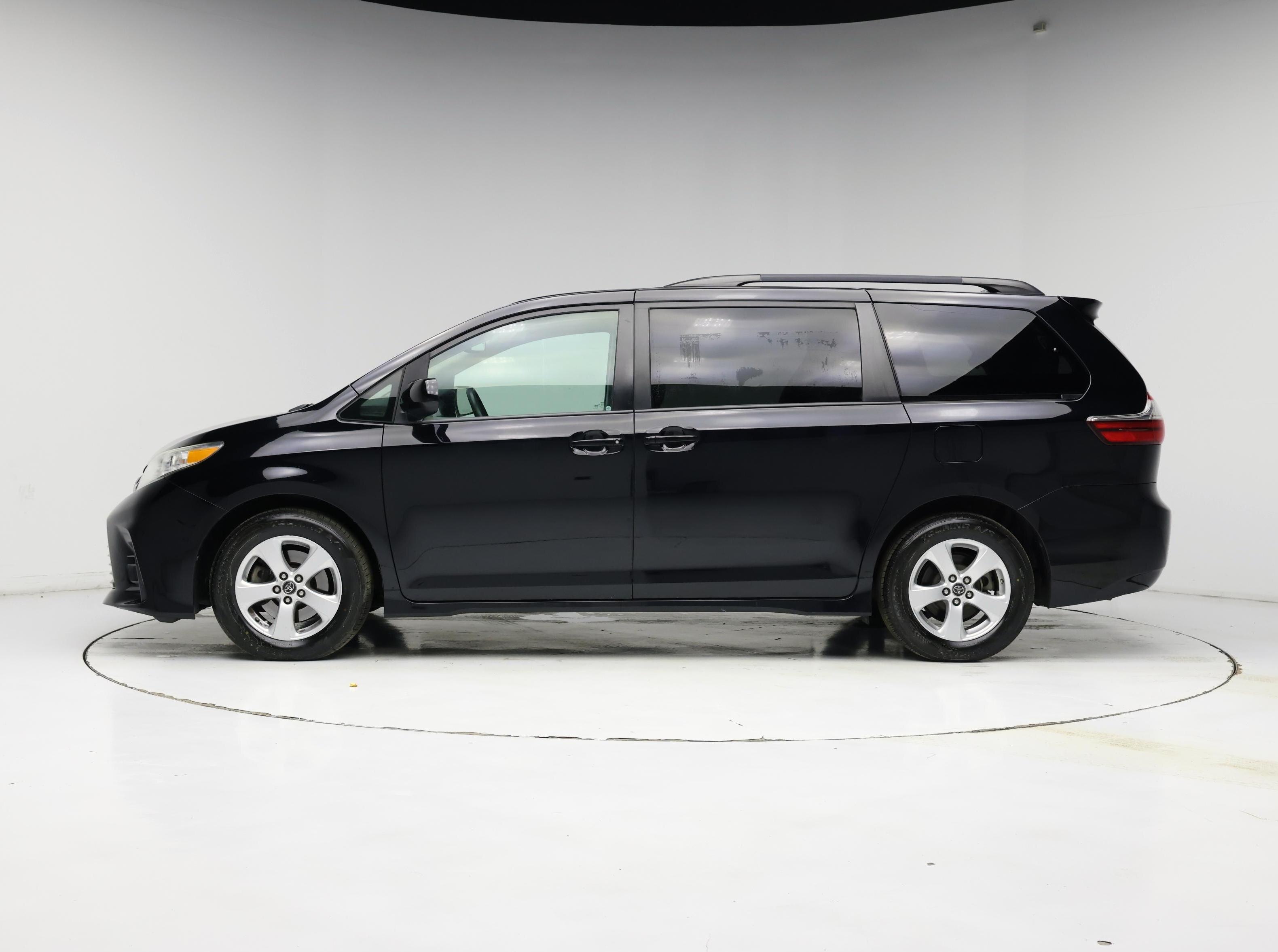 Thumbnail: 2018 Toyota Sienna - 3