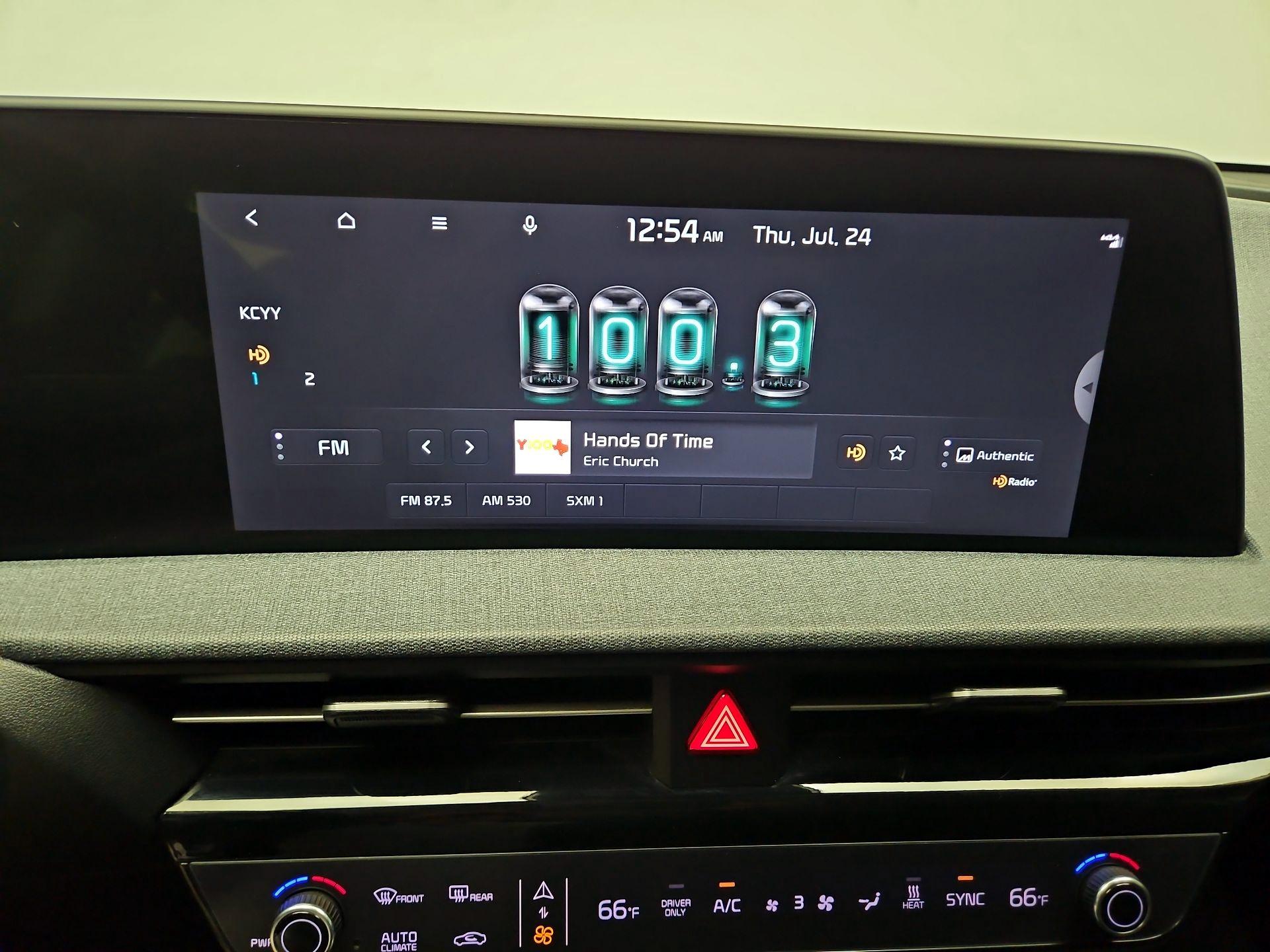 Thumbnail: 2022 Kia EV6 - 16