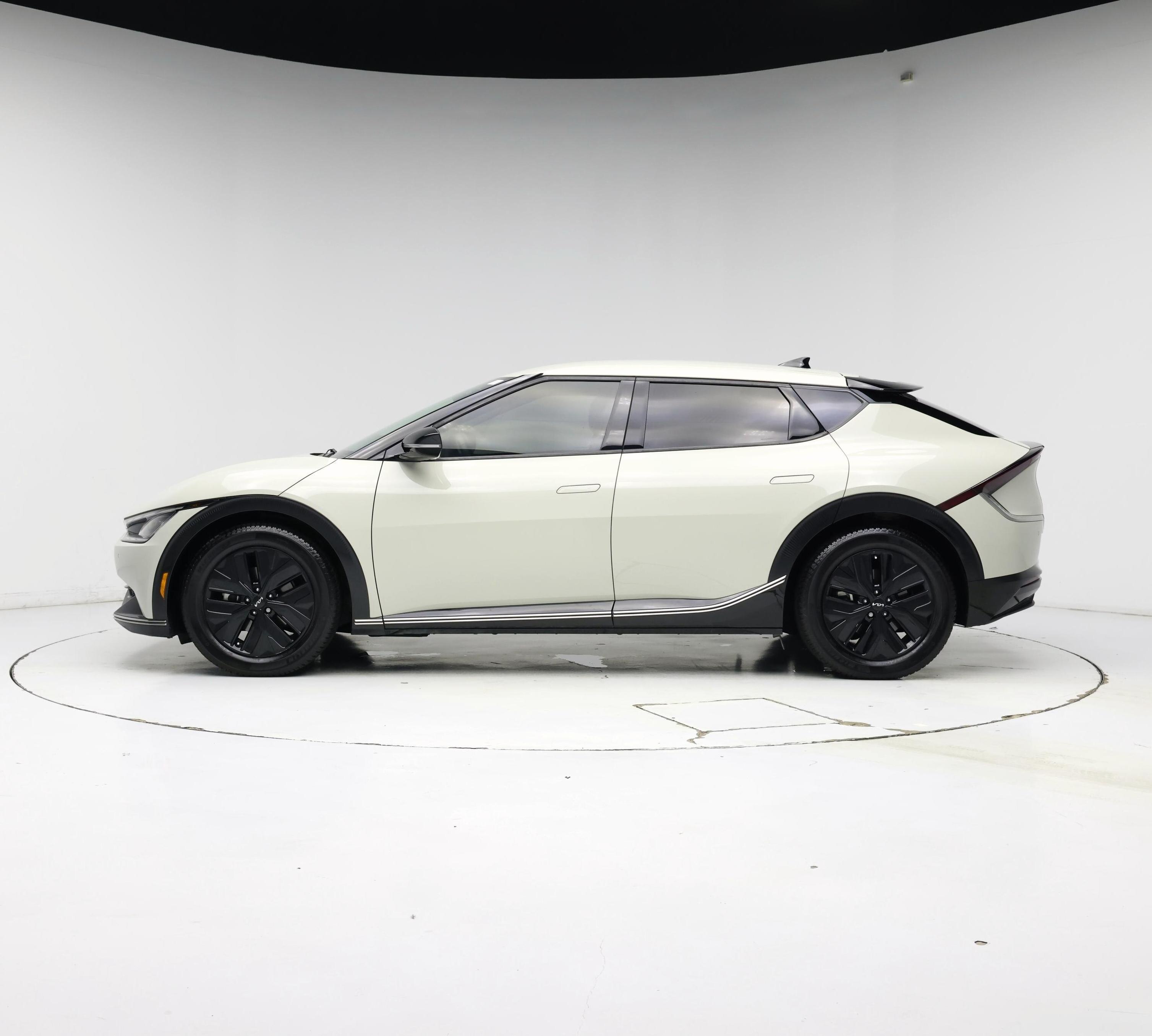 Thumbnail: 2022 Kia EV6 - 3