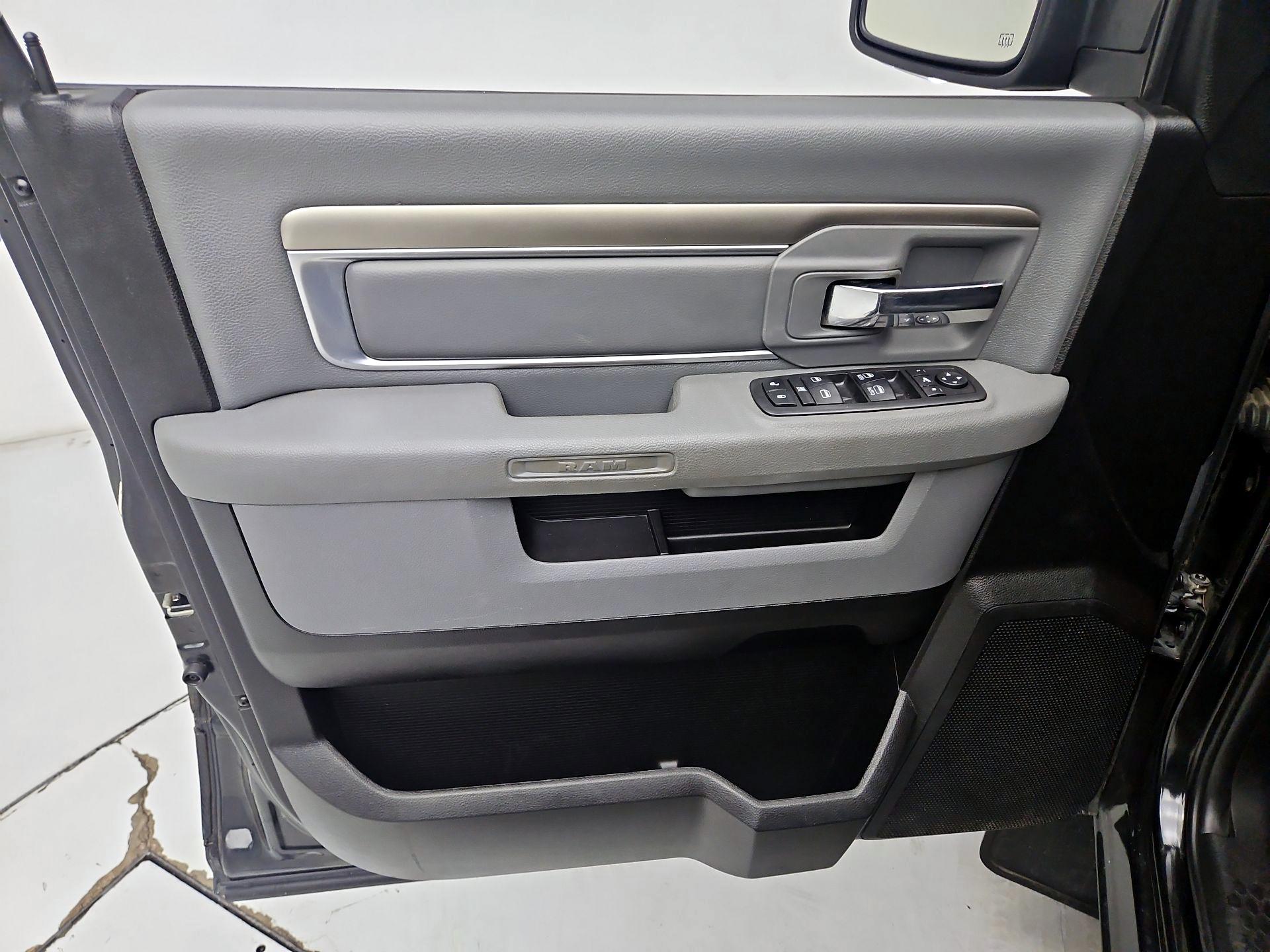 Thumbnail: 2019 RAM 1500 Classic - 12