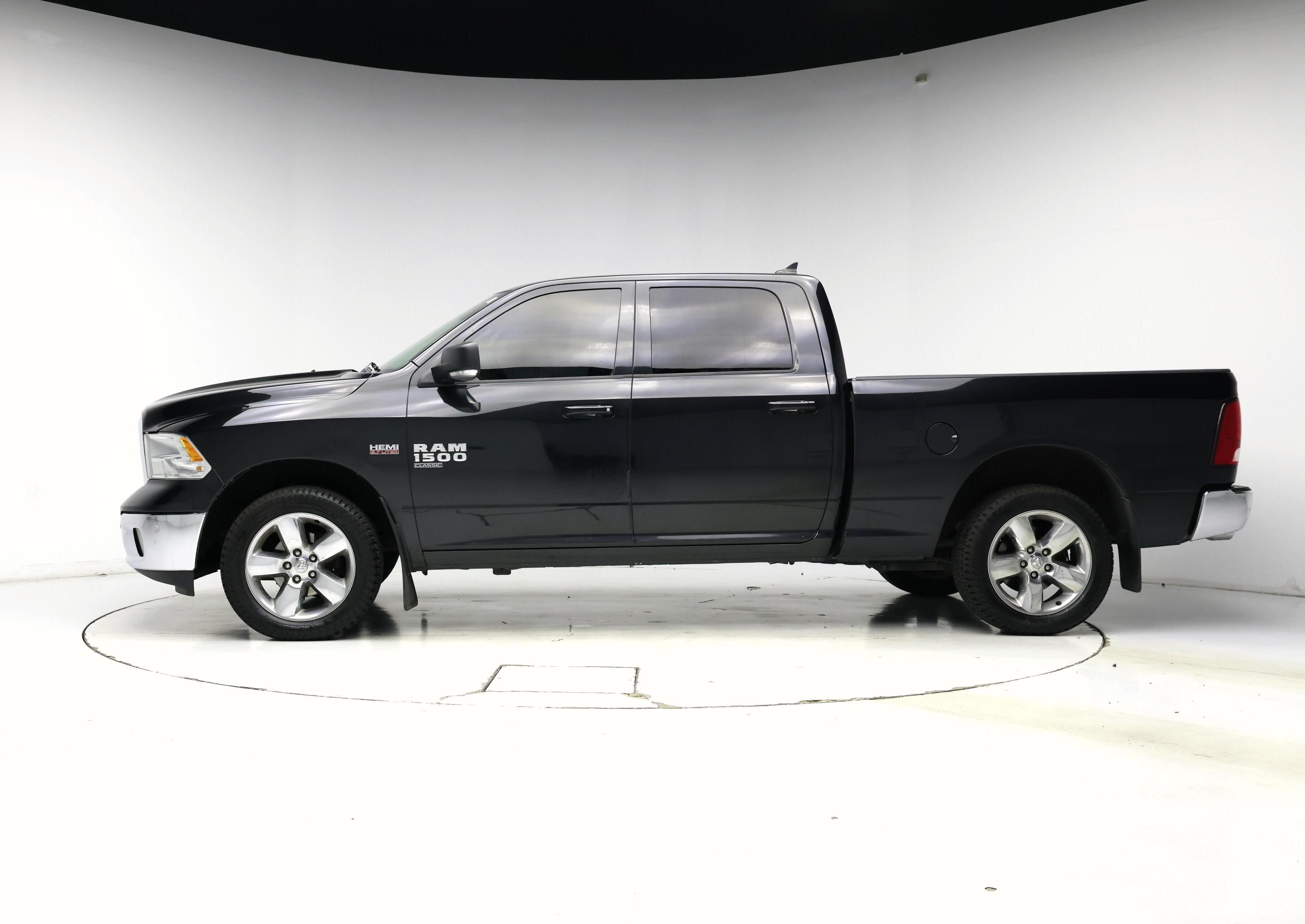 Thumbnail: 2019 RAM 1500 Classic - 3