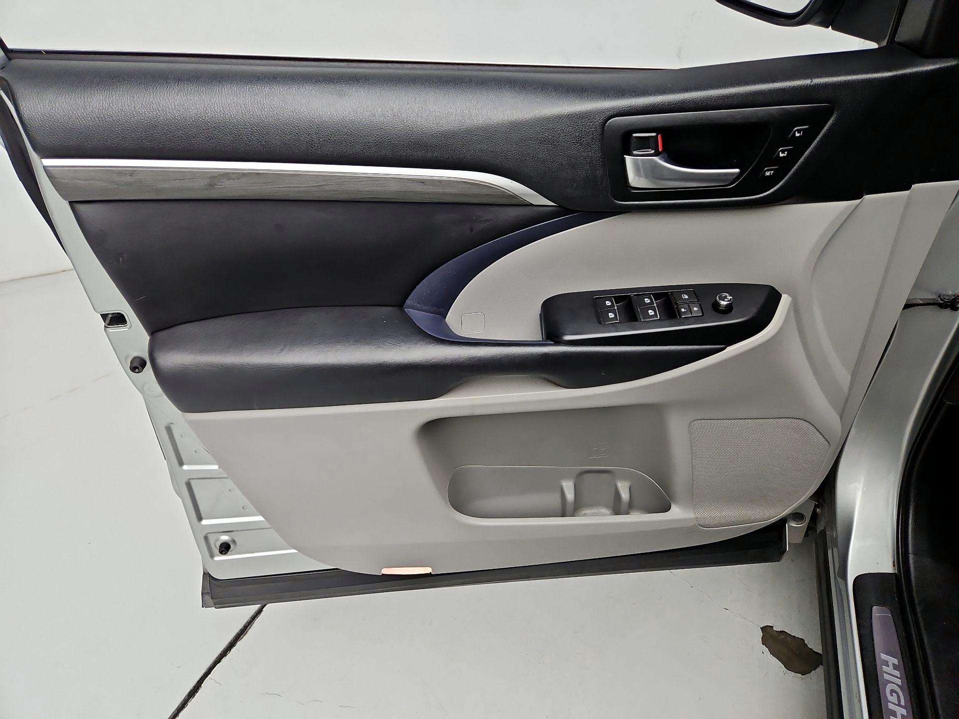 Thumbnail: 2018 Toyota Highlander - 12