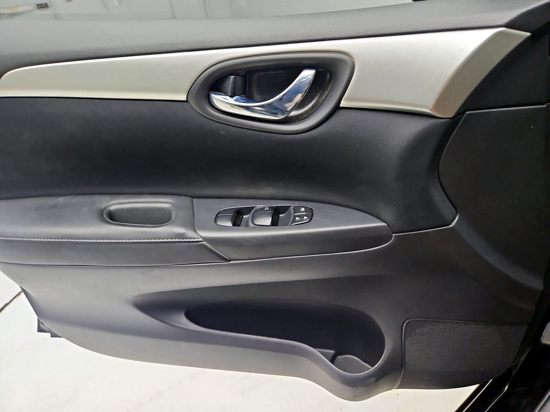 Thumbnail: 2016 Nissan Sentra - 10