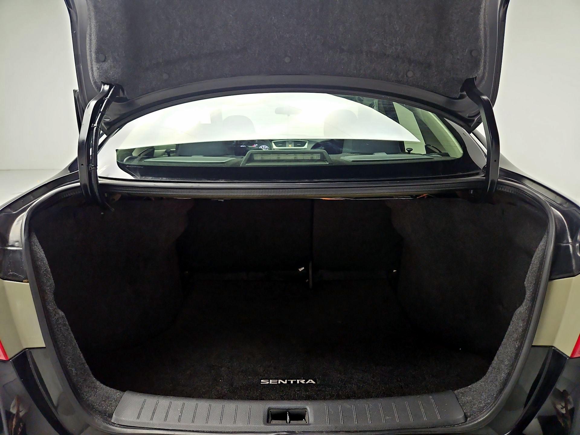 Thumbnail: 2016 Nissan Sentra - 17