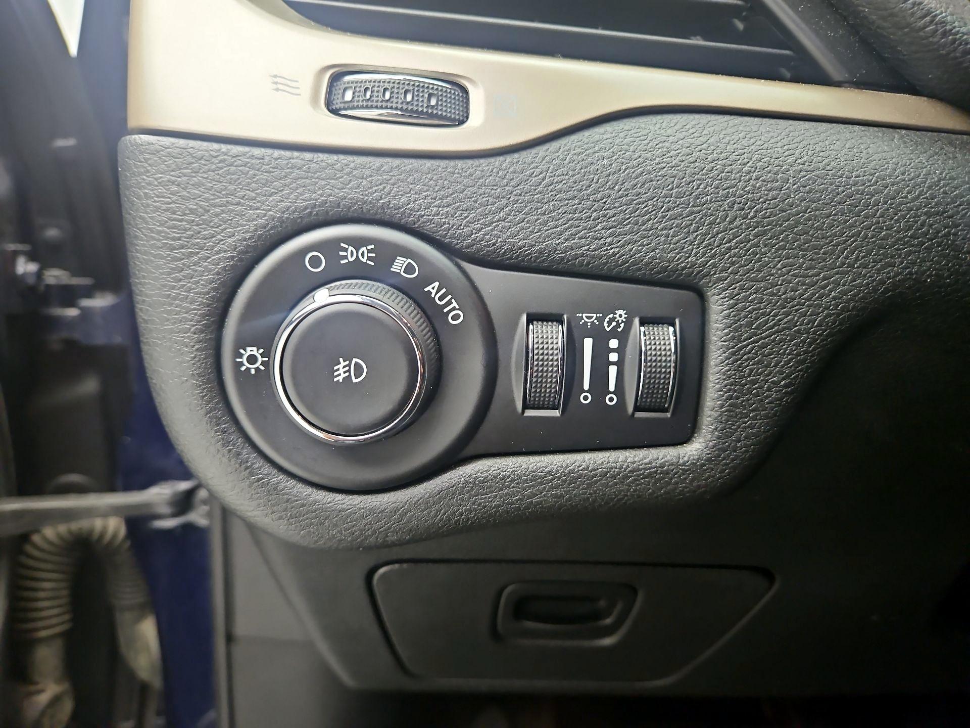Thumbnail: 2016 Jeep Cherokee - 11
