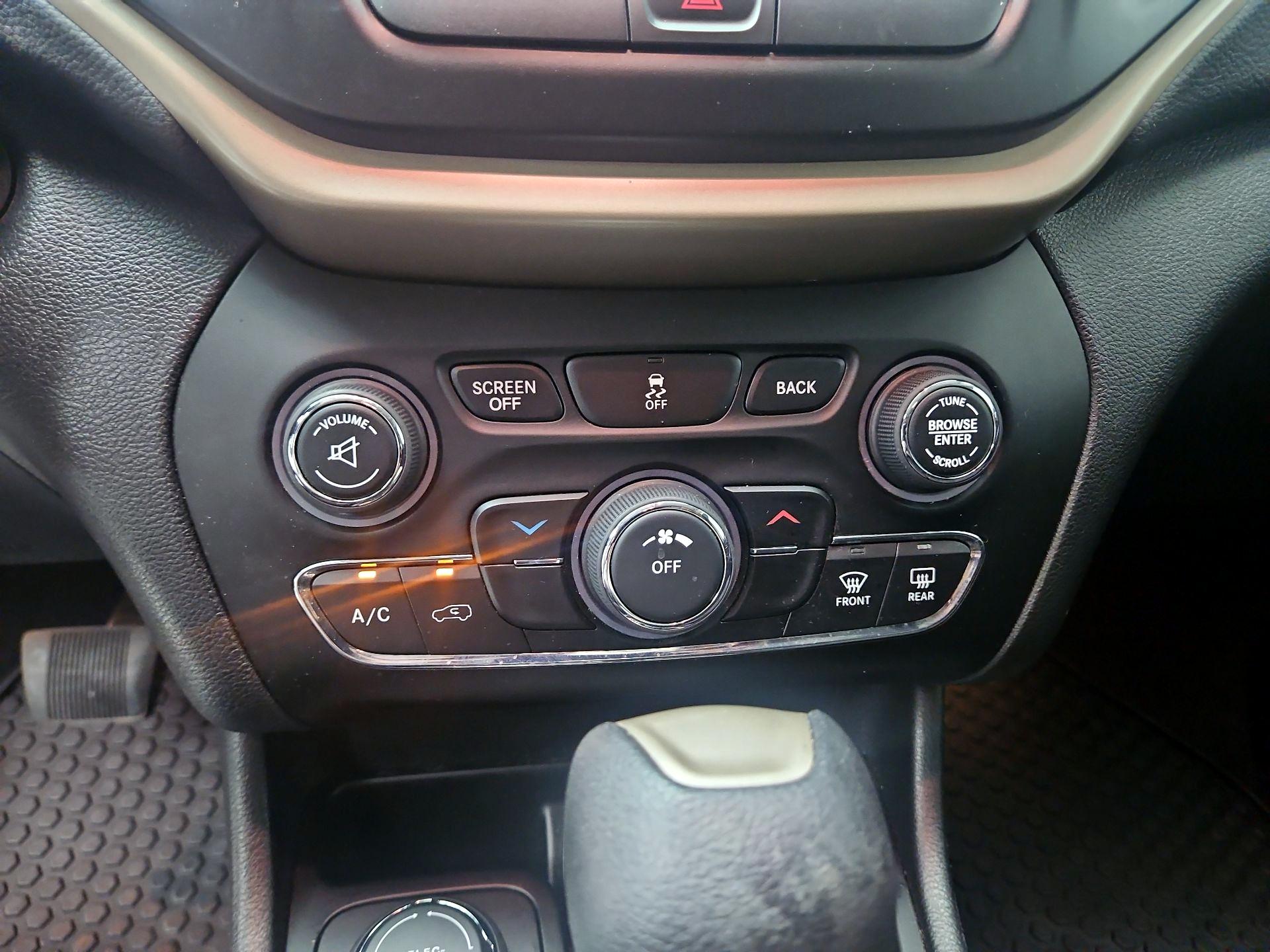 Thumbnail: 2016 Jeep Cherokee - 14